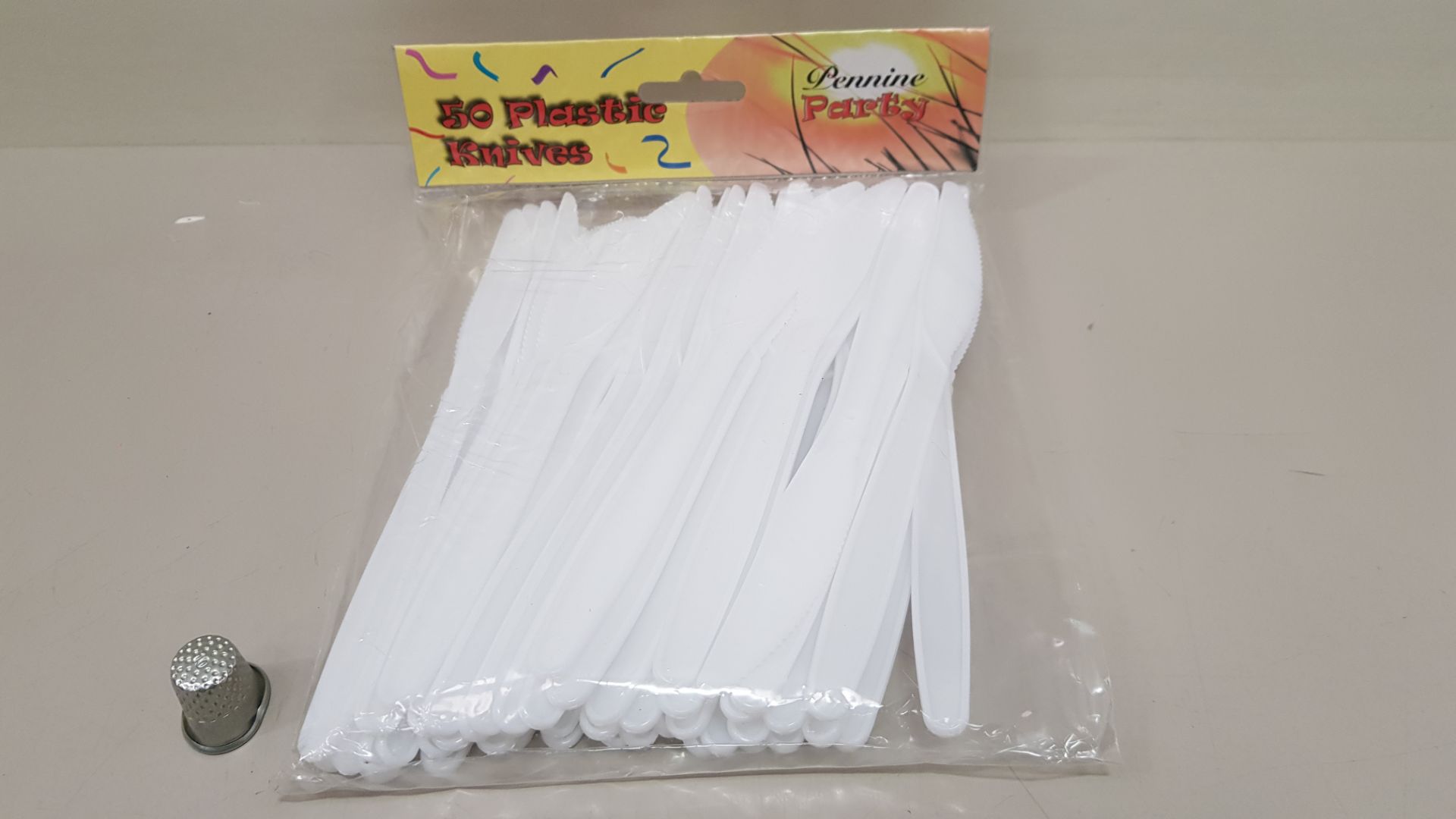 216 X BRAND NEW PACK OF 50 PLASTIC KNIVES IN 3 CARTONS