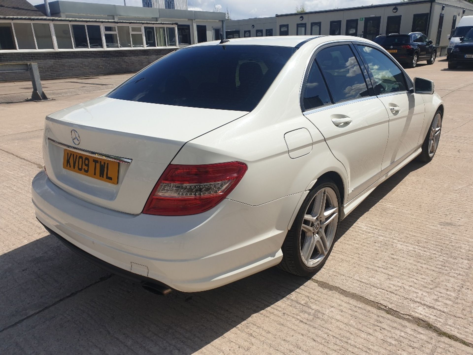 WHITE MERCEDES C320 SPORT CDI A. ( DIESEL ) Reg : KV09 TWL, Mileage : 118,881 Details: FIRST - Image 2 of 11