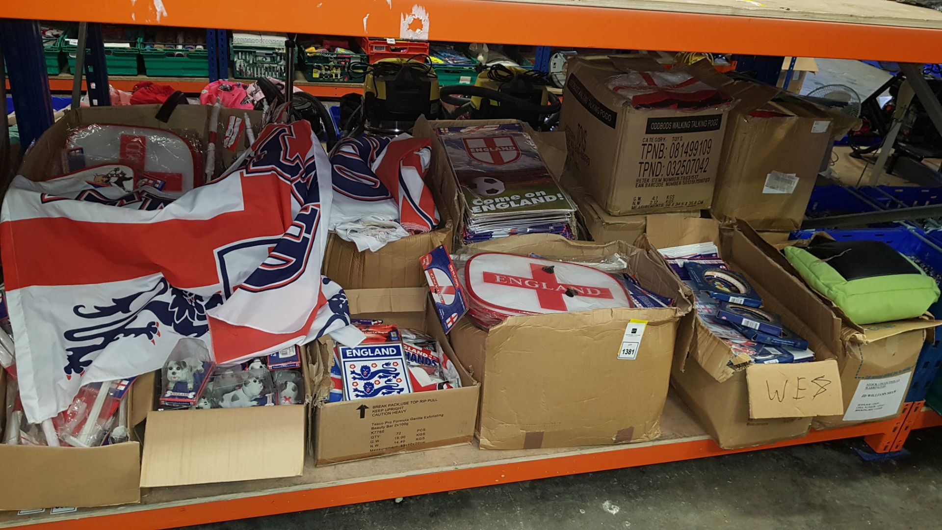 FULL BAY CONTAINING APPROX 500 + PIECES OF ENGLAND ITEMS IE ENGLAND CREST CAR MAGNET, ENGLAND CAR