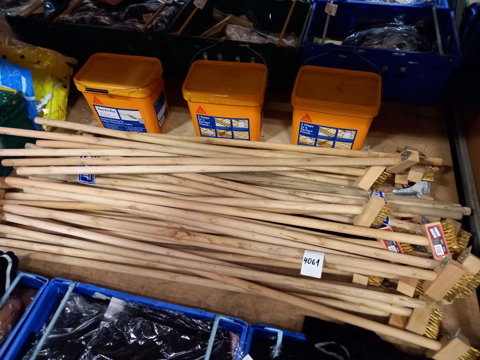 MIXED LOT OF BUILDING PRODUCT TO INCLUDE - APPROX 40 X PAVING BRUSH WITH BRASS COATED STEEL WIRE &