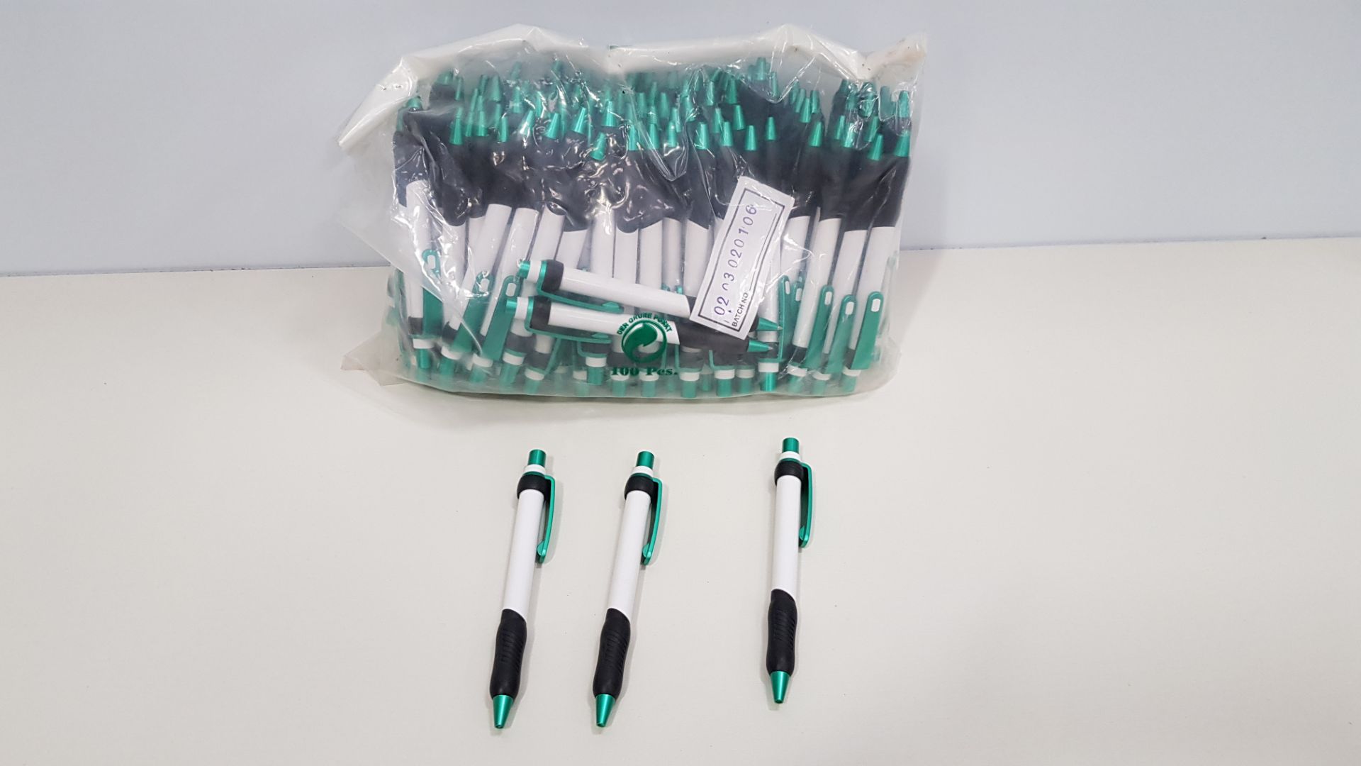 2000 X BRAND NEW WHITE AND GREEN PENS