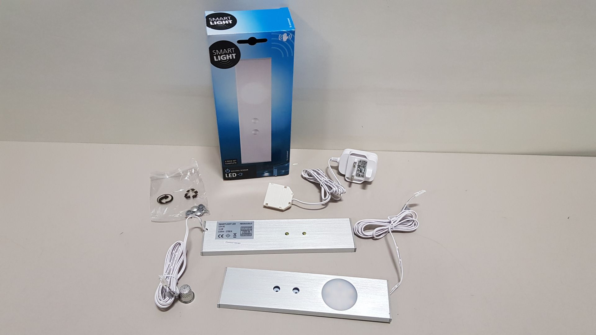 32 X BRAND NEW BOXED SMARTWARES LED UNDER CABINET LIGHT WITH WAVE SENSOR INCLUDED - PROD CODE 10.