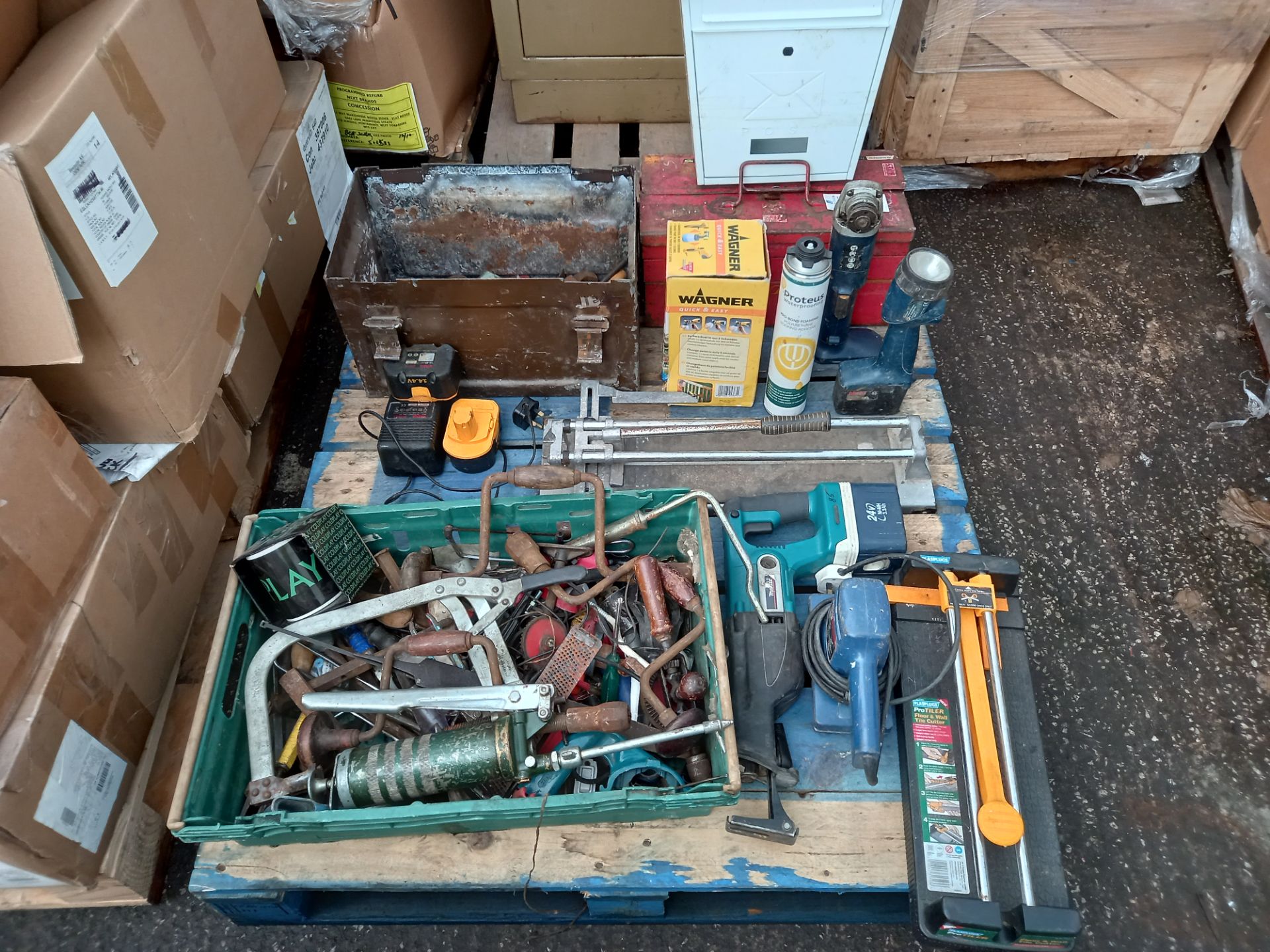 1 X PALLET OF DIY TOOLS TO INCLUDE - RYOBI PALM SANDER, MAKITA RECIPROCATING SAW, BOSCH TORCH, RYOBI