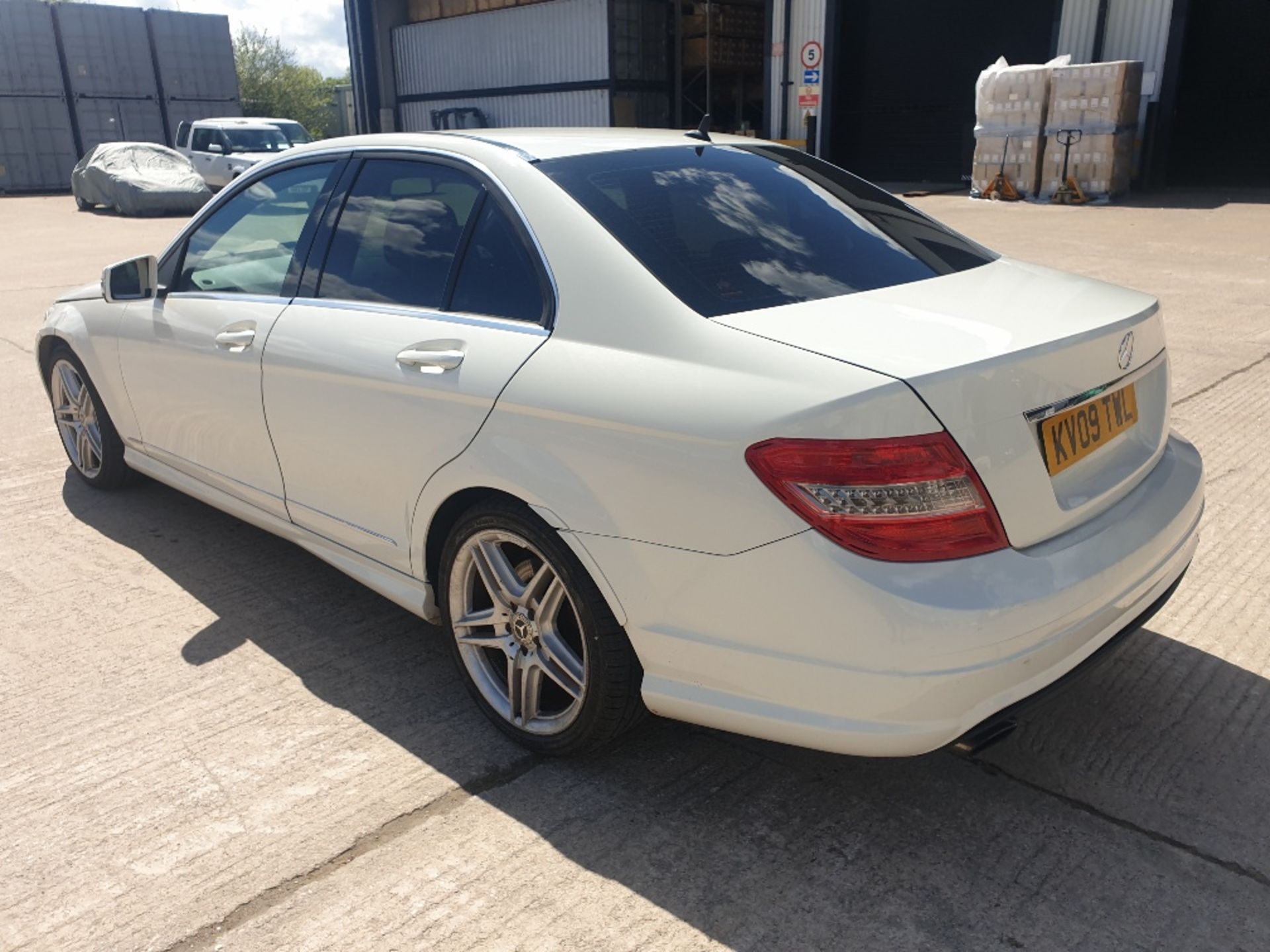 WHITE MERCEDES C320 SPORT CDI A. ( DIESEL ) Reg : KV09 TWL, Mileage : 118,881 Details: FIRST - Image 3 of 11