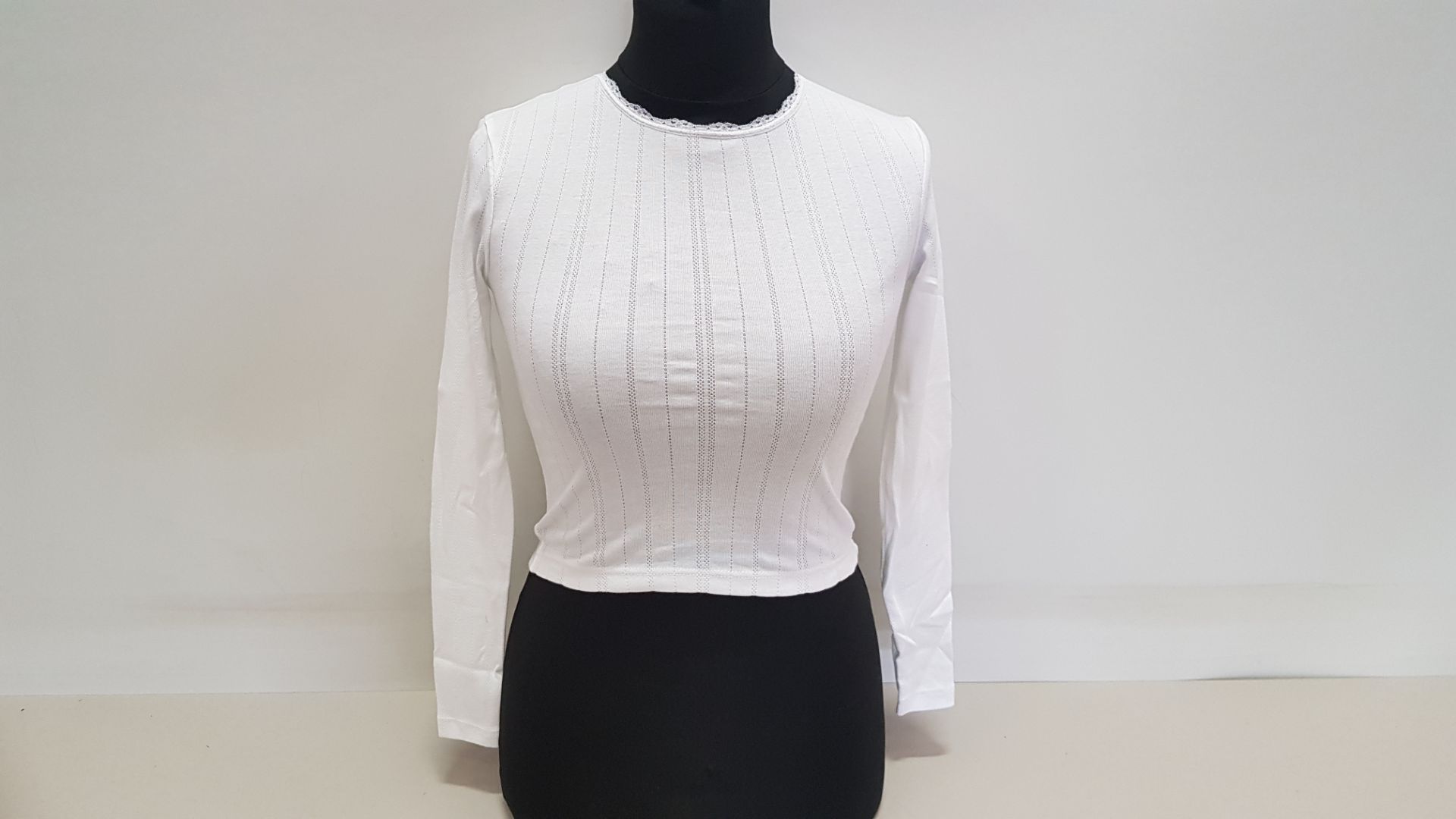 40 X BRAND NEW TOPSHOP PETITE WHITE JUMPERS UK SIZE 4 Â£12.00 PP