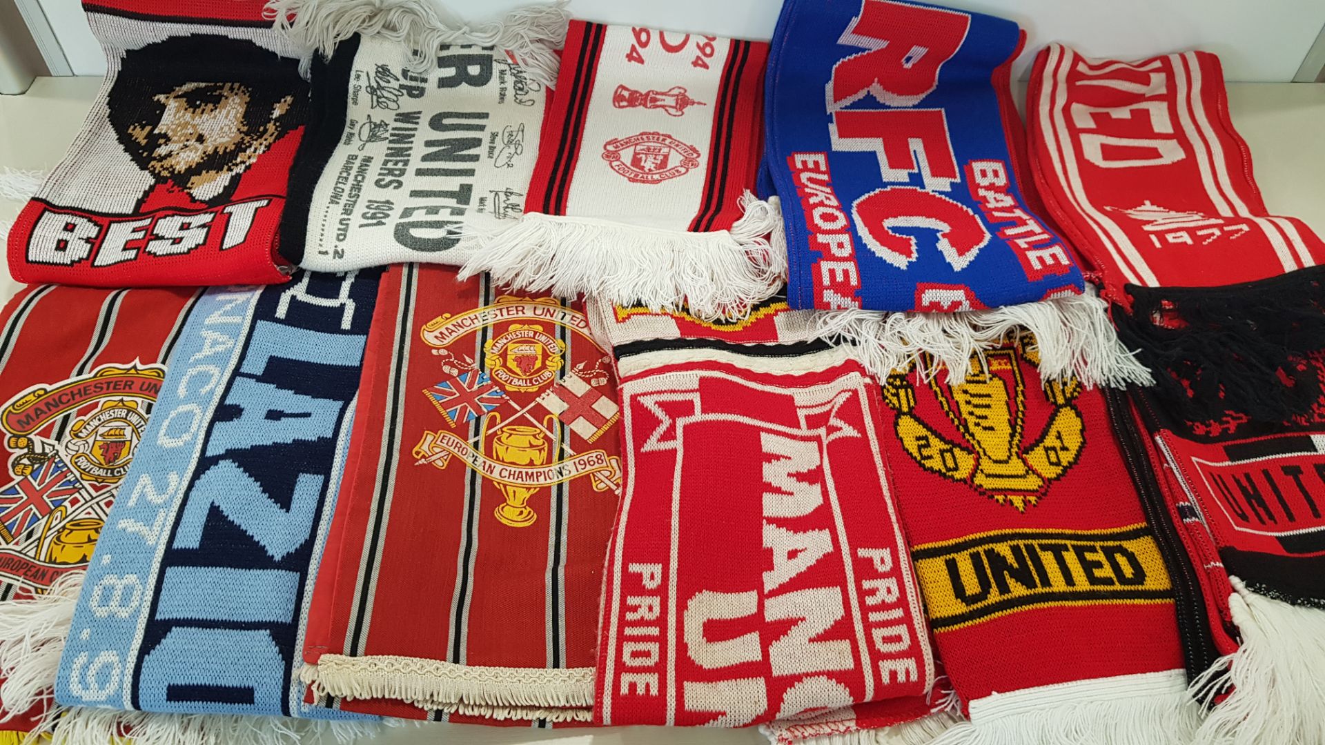 APPROX 32 X MANCHESTER UNITED SCARFS TO INCLUDE - SOUTH PARK STYLE TREBLE WINNERS, INTER VS VALENCIA