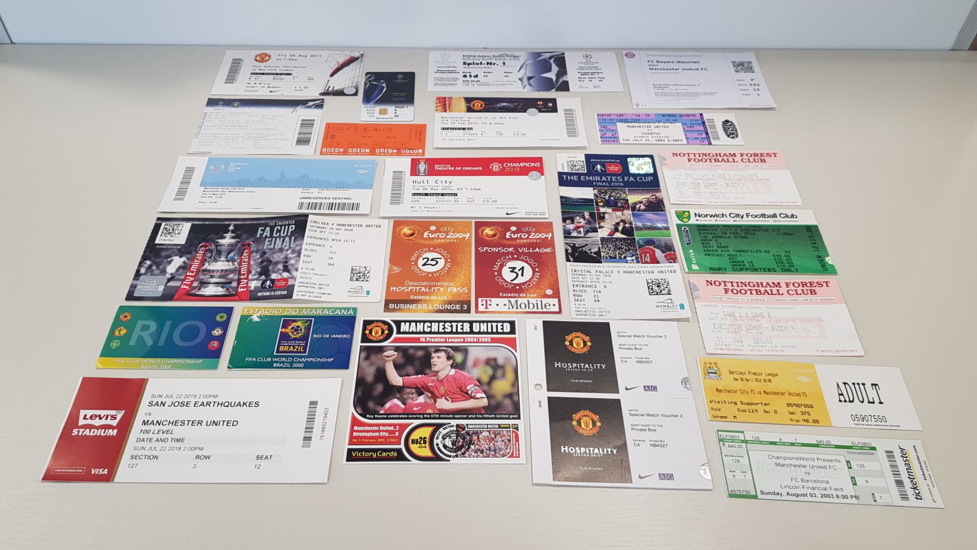 APPROX 70 X MANCHESTER UN ITED TICKET STUBBS & MEMORABILIA TO INCLUDE - MEMBERSHIP CARDS, SECURITY - Image 2 of 3