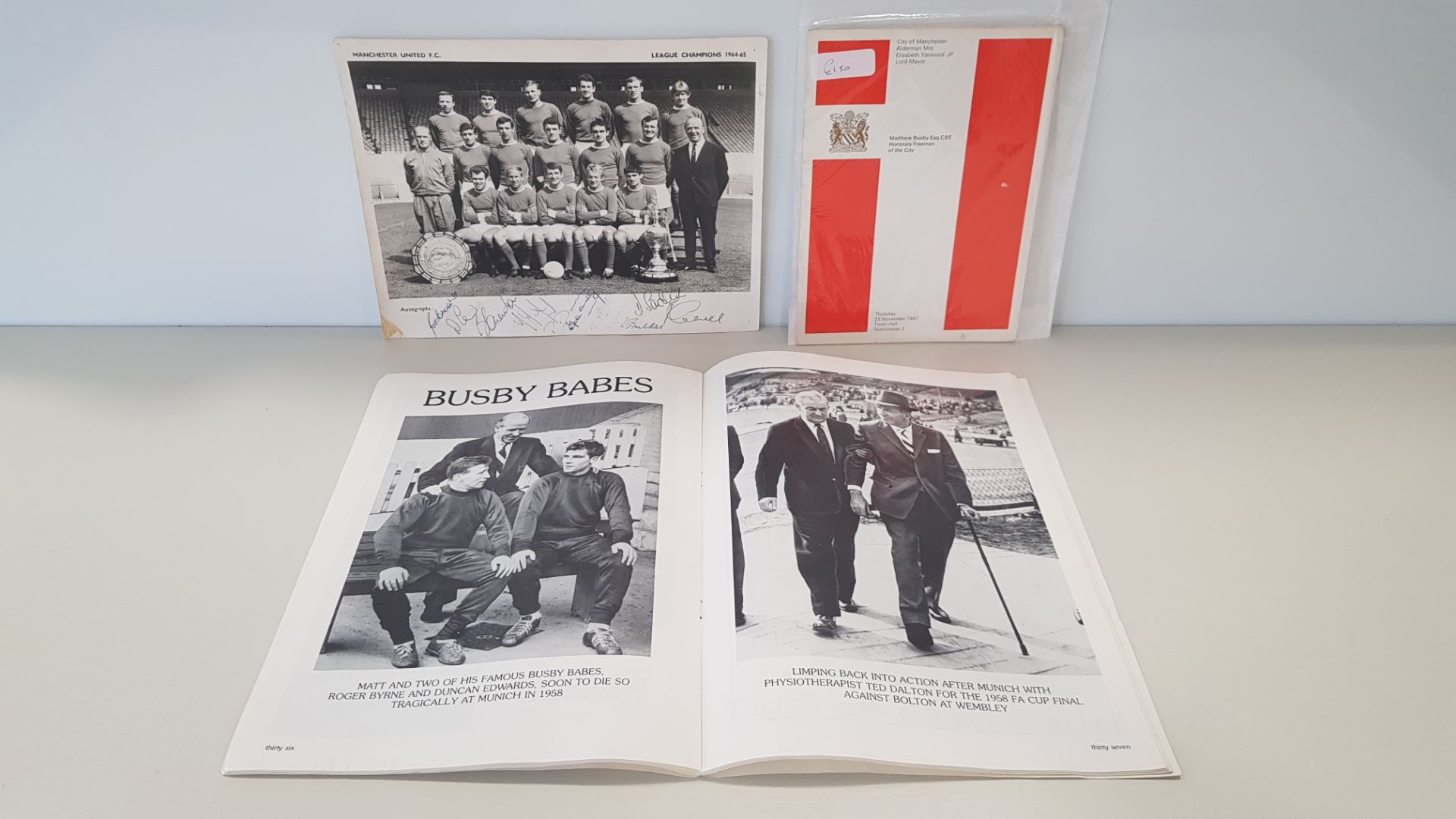 3 X PIECES OF RARE MANCHESTER UNITED MEMORABILIA TO INCLUDE - A PHOTOGRAPH OF THE MANCHESTER