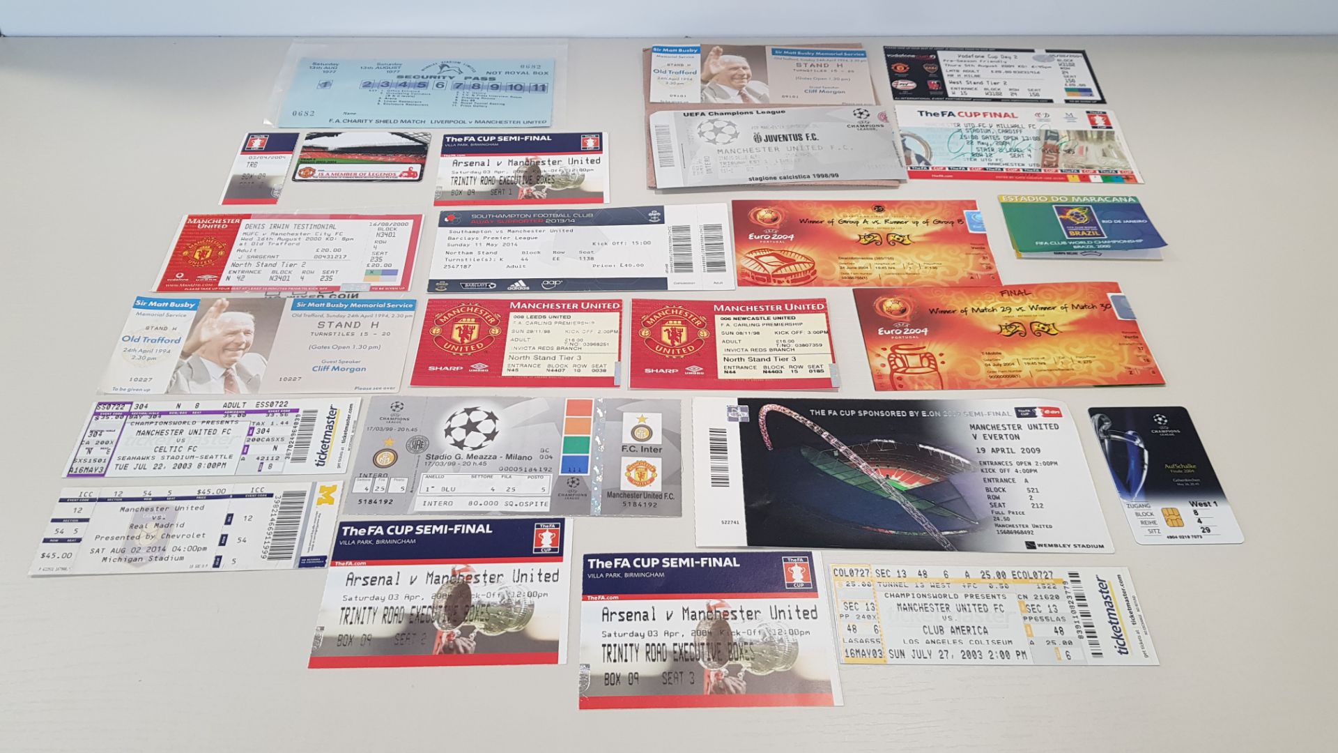 APPROX 70 X MANCHESTER UN ITED TICKET STUBBS & MEMORABILIA TO INCLUDE - MEMBERSHIP CARDS, SECURITY