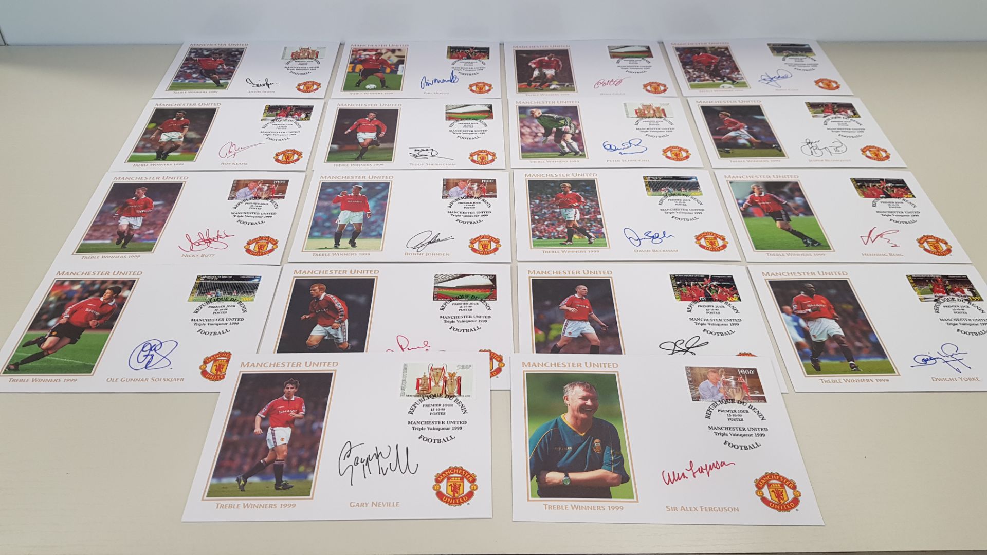 17 X MANCHESTER UNITED POST CARDS WITH PLAYERS PHOTO AND SIGNATURE PLAYERS TO INC - DENIS IRWIN, ROY