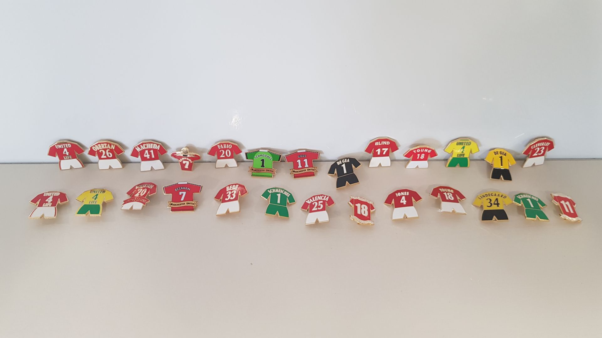 APPROX 26 X LOOSE MANCHESTER UNITED PLAYER PIN BADGES TO INCLUDE - CANTONA, BLIND, JONES, PAUL