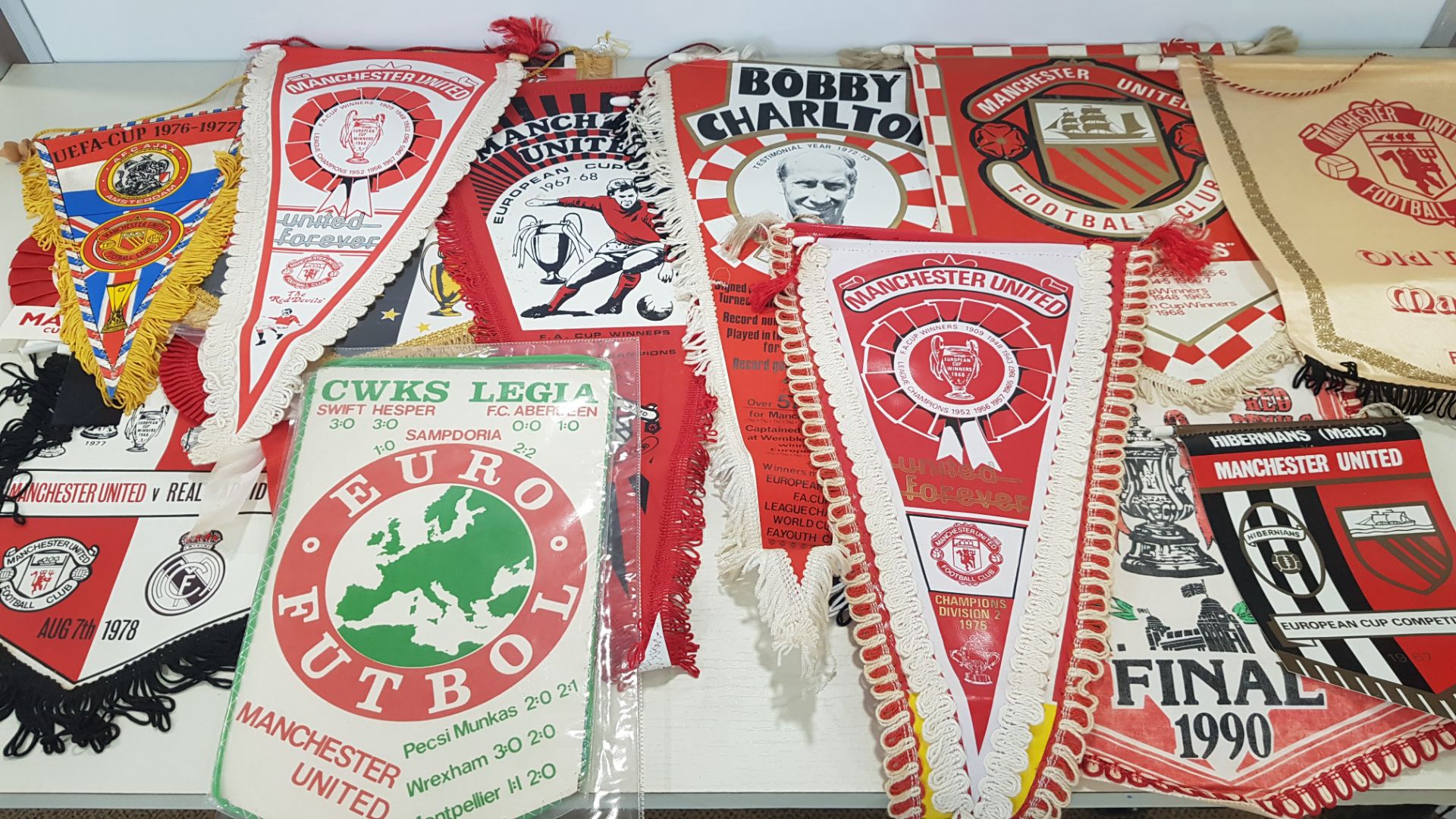 APPROX 100 X MANCHESTER UNITED PENDANTS TO INCLUDE - MAN UTD 1958, WEMBLEY CUP FINAL 1977, CHAMPIONS - Image 2 of 5