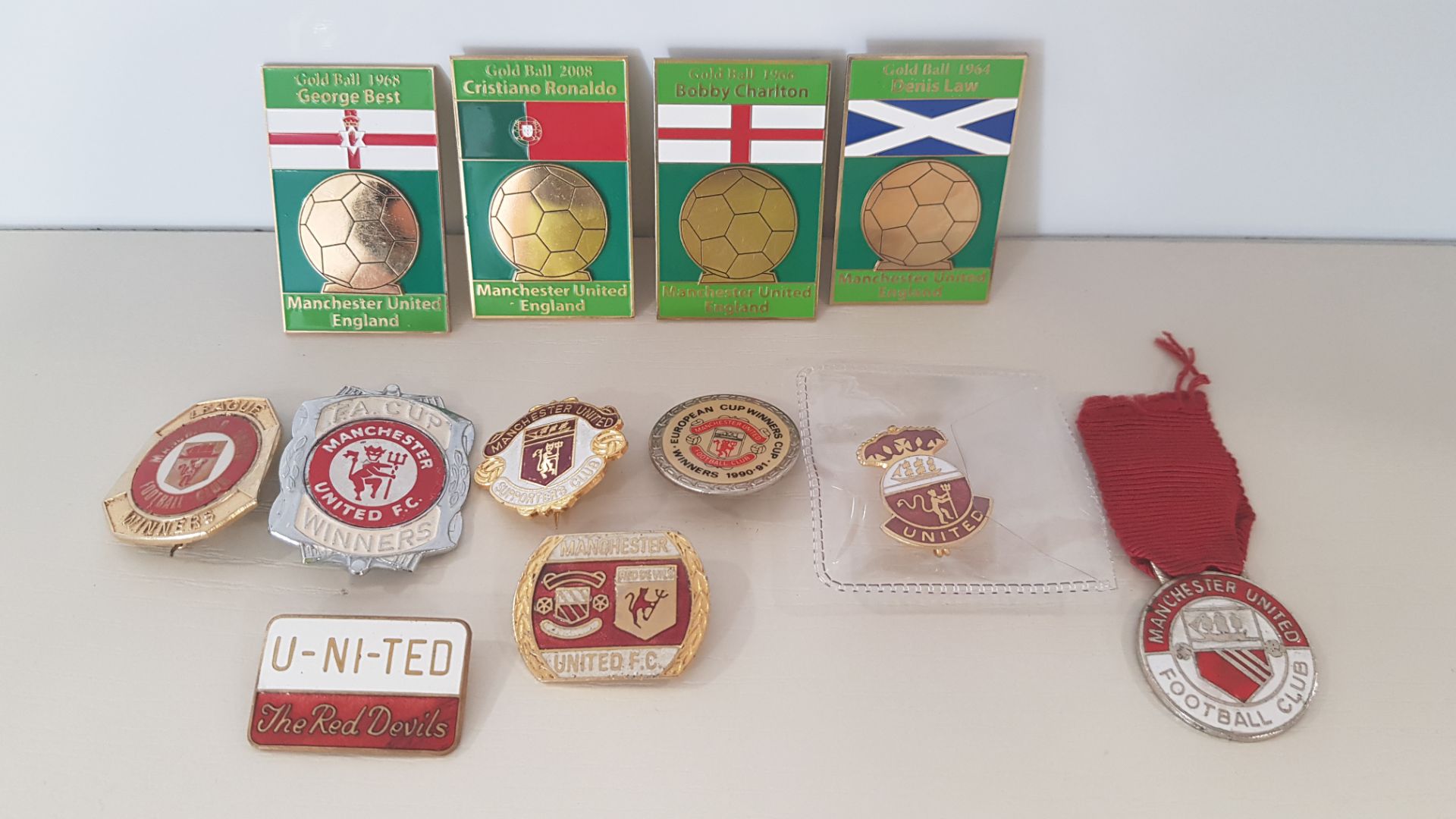 12 X LOOSE PIN BADGES - MIXTURE OF MANCHESTER UNITED AND COUNTRY TO INCLUDE - EUROPEAN CUP WINNERS