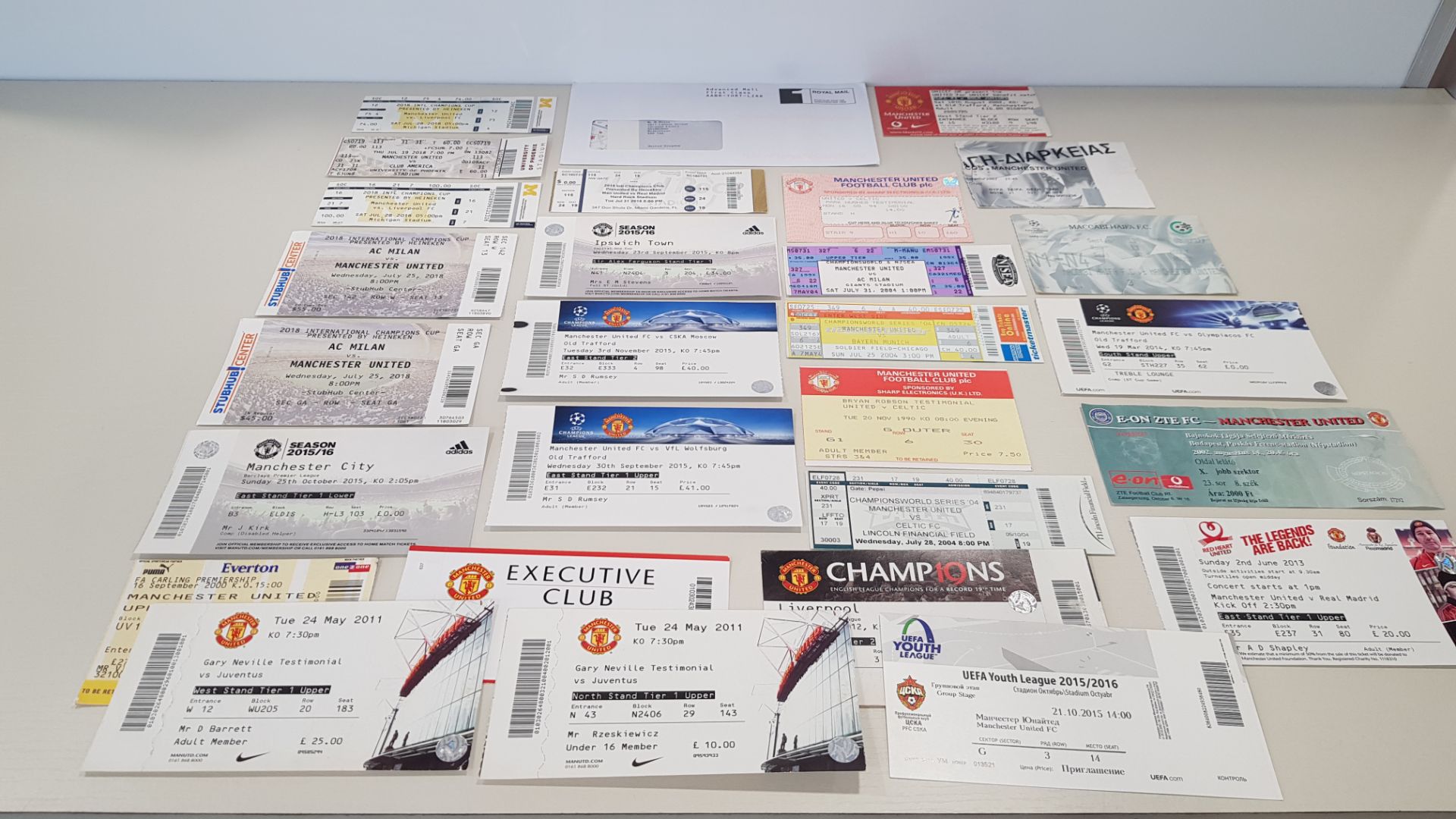 APPROX 70 X MANCHESTER UN ITED TICKET STUBBS & MEMORABILIA TO INCLUDE - MEMBERSHIP CARDS, SECURITY - Image 3 of 3