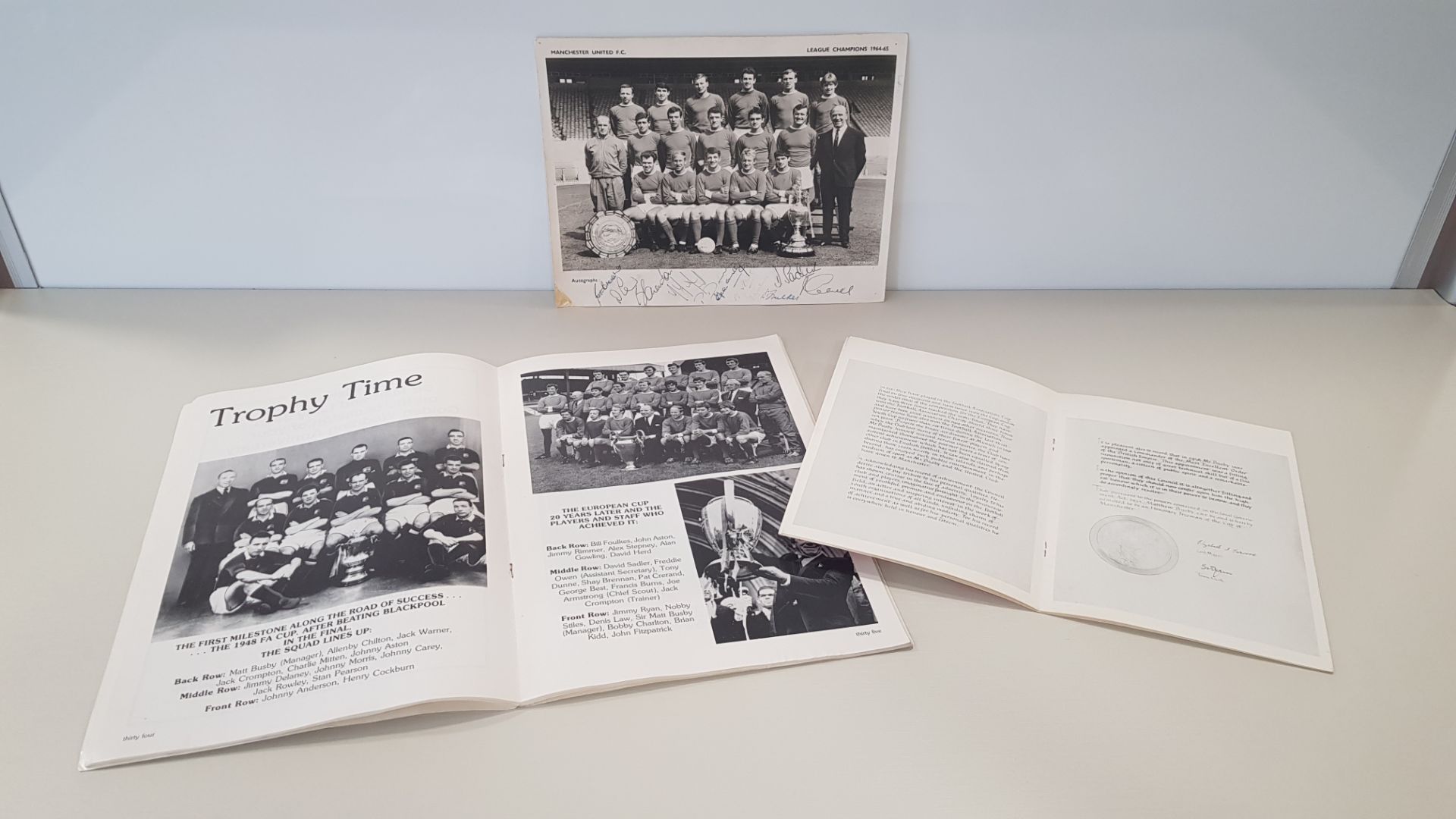 3 X PIECES OF RARE MANCHESTER UNITED MEMORABILIA TO INCLUDE - A PHOTOGRAPH OF THE MANCHESTER - Image 2 of 2