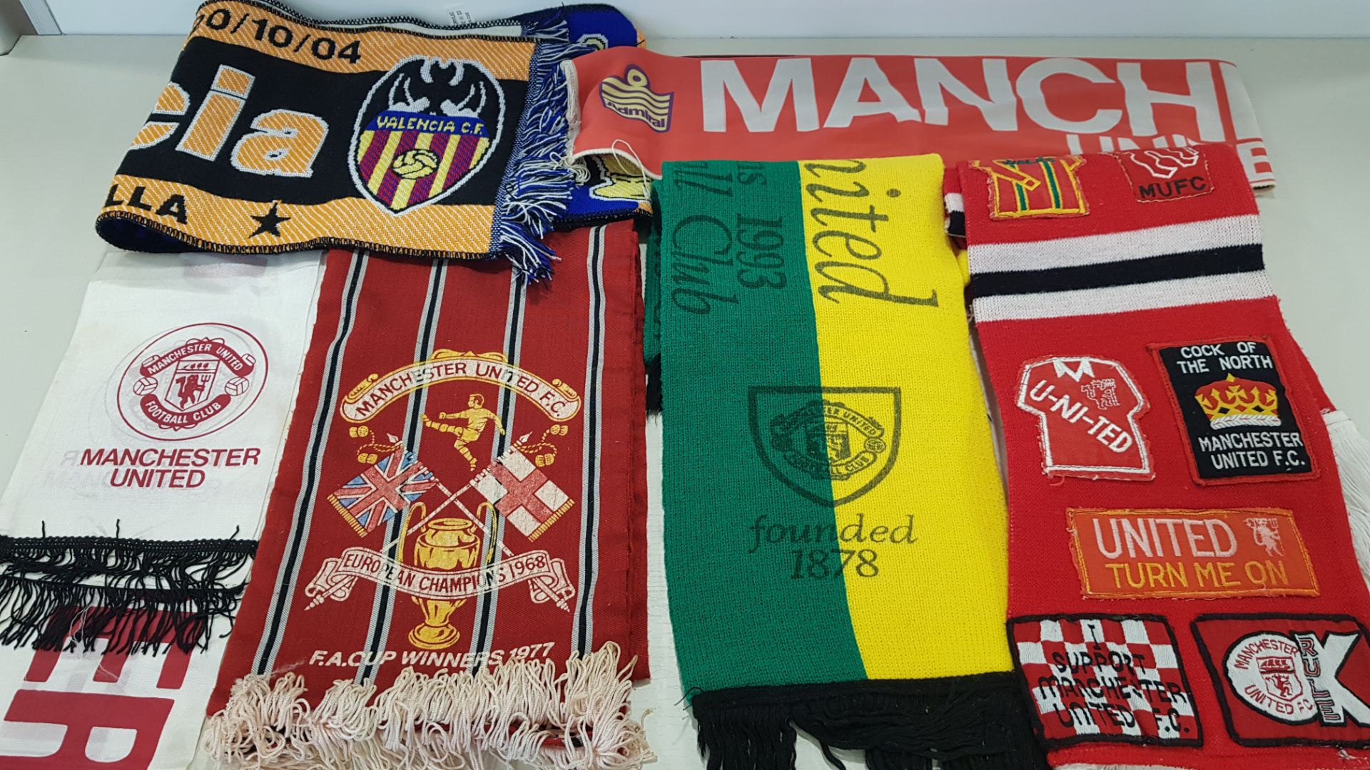 APPROX 32 X MANCHESTER UNITED SCARFS TO INCLUDE - SOUTH PARK STYLE TREBLE WINNERS, INTER VS VALENCIA - Image 3 of 3