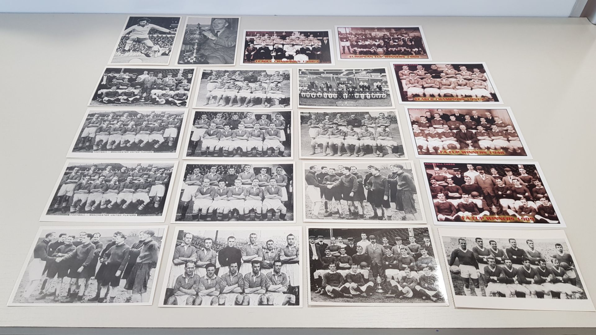 APPROX 40 X MIXTURE OF MANCHESTER UNITED POST CARDS, VICTORY CARDS ETC FROM DIFFERENT ERA'S