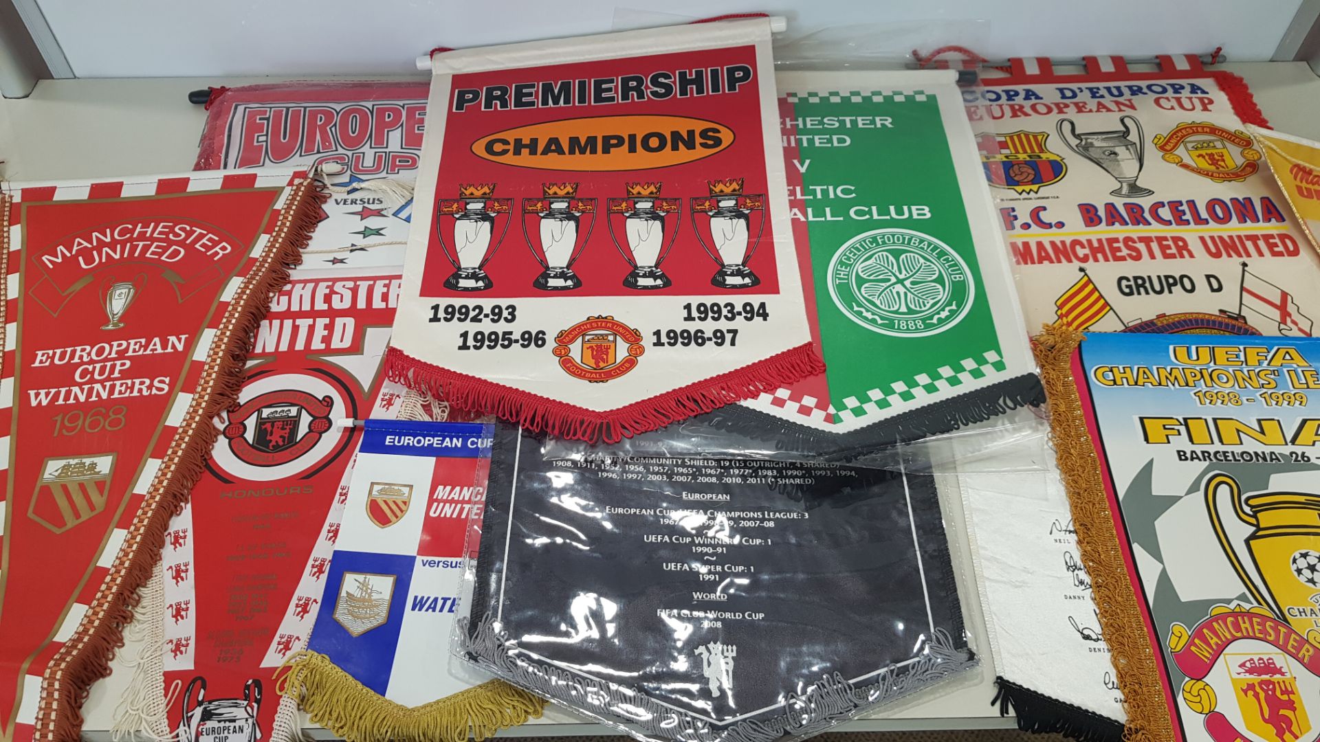 APPROX 100 X MANCHESTER UNITED PENDANTS TO INCLUDE - MAN UTD 1958, WEMBLEY CUP FINAL 1977, CHAMPIONS - Image 4 of 5