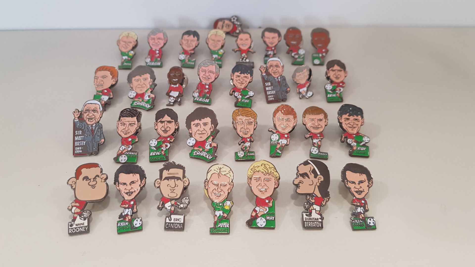 APPROX 33 X LOOSE MANCHESTER UNITED PLAYER CARICATURE PIN BADGES TO INCLUDE - SIR MATT BUSBY,