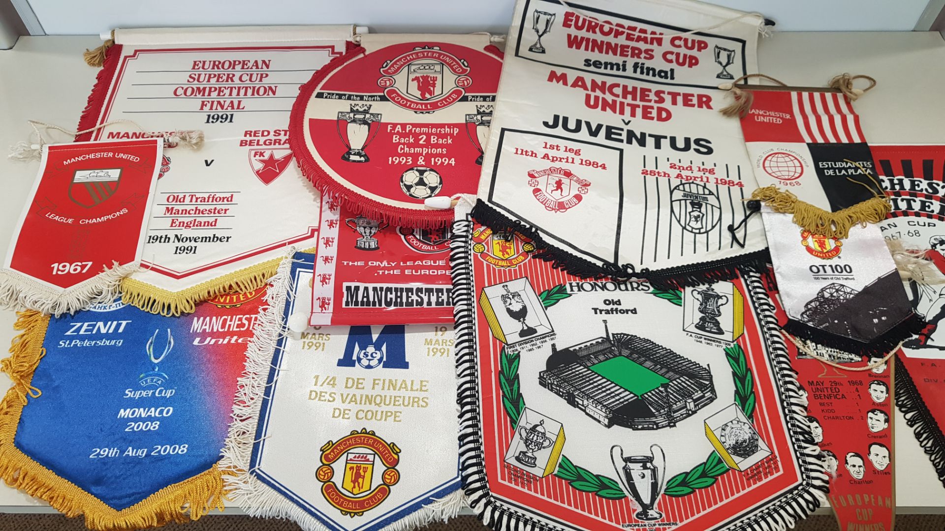 APPROX 100 X MANCHESTER UNITED PENDANTS TO INCLUDE - MAN UTD 1958, WEMBLEY CUP FINAL 1977, CHAMPIONS - Image 3 of 5