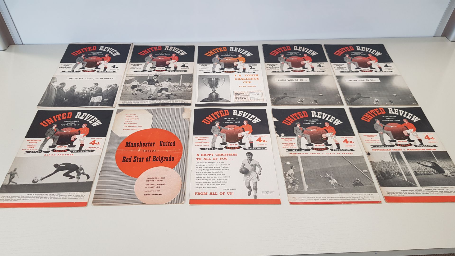 COLLECTION OF 18 MANCHESTER UNITED PROGRAMS FROM THE 1957/58 MUNICH SEASON WITH AND WITHOUT TOKENS - - Image 2 of 2