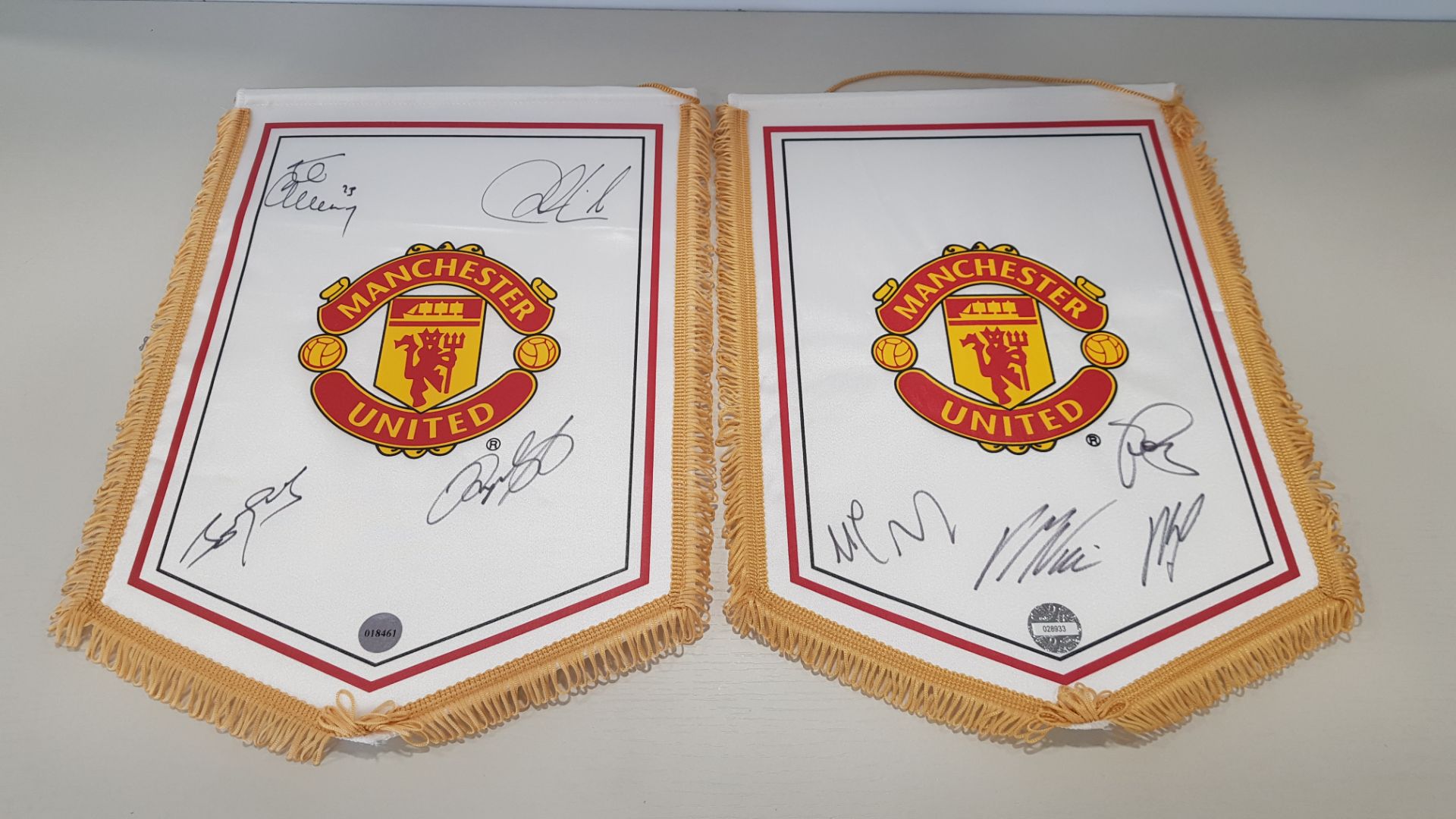 3 X SIGNED MANCHESTER UNITED PENDANTS ALL WITH CERTIFICATE OF AUTHENTICITY TO INCLUDE - 1 X PAUL