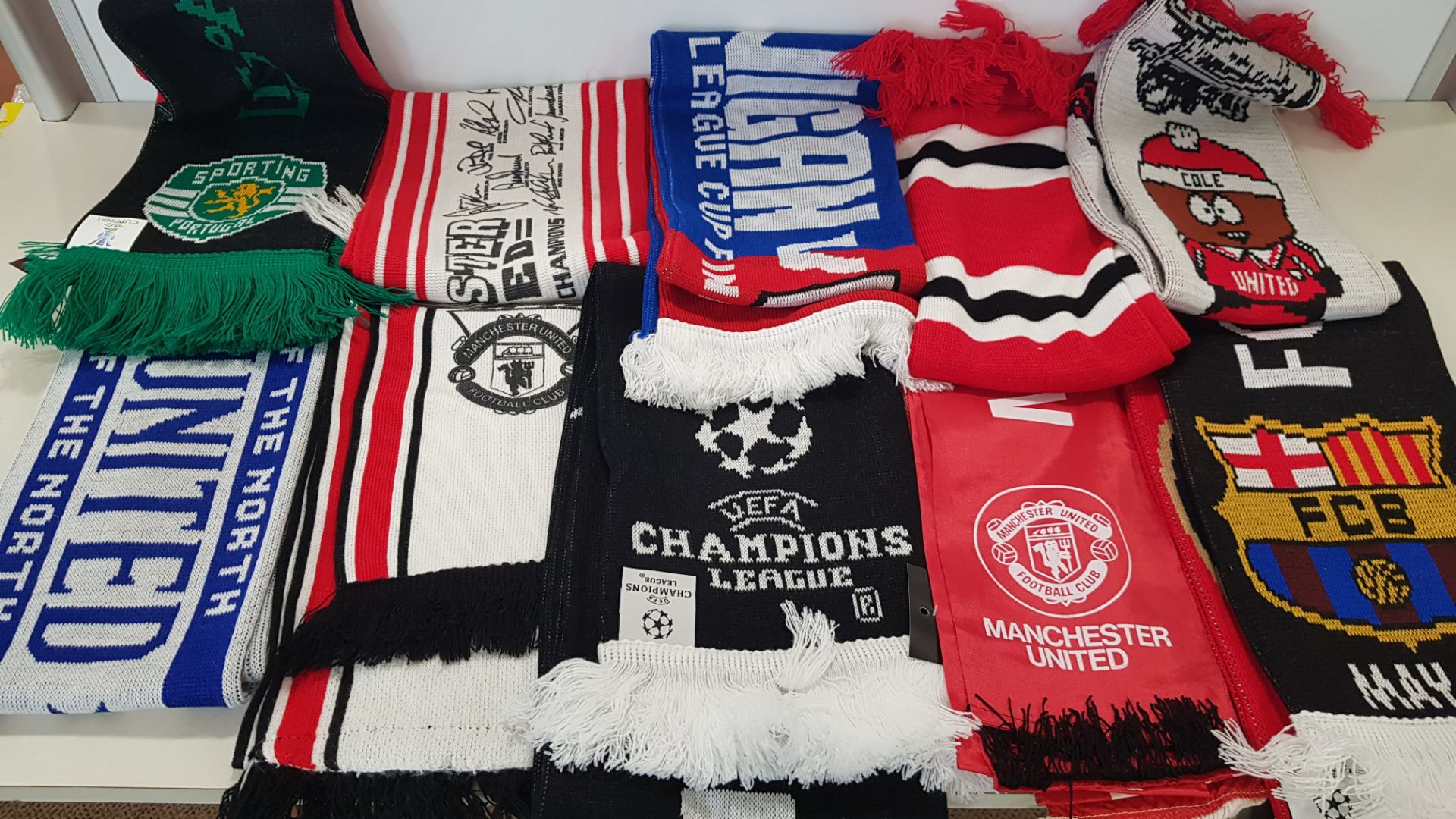 APPROX 32 X MANCHESTER UNITED SCARFS TO INCLUDE - SOUTH PARK STYLE TREBLE WINNERS, INTER VS VALENCIA - Image 2 of 3