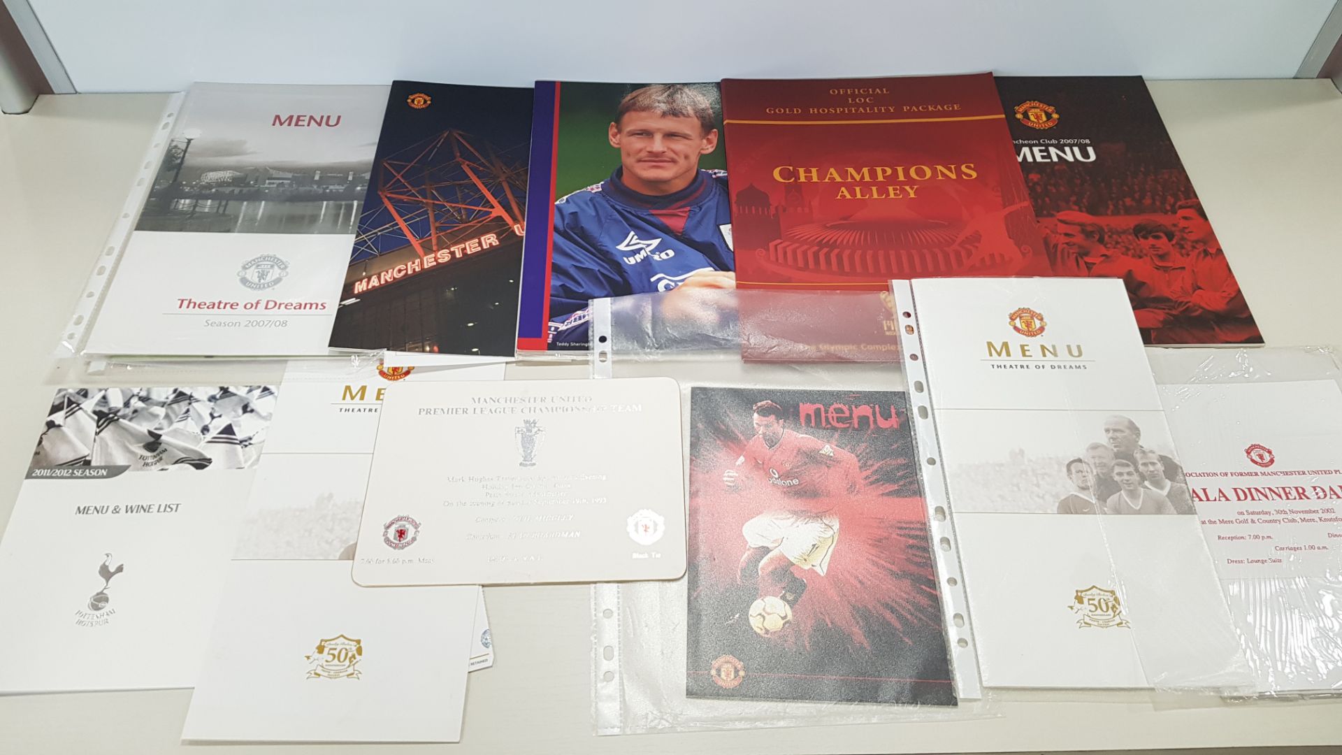 APPROX 50 X MANCHESTER UNITED DINNER MENUS & GALA DINNERS TO INCLUDE - ASSOCIATION OF FORMER MAN UTD - Image 3 of 3