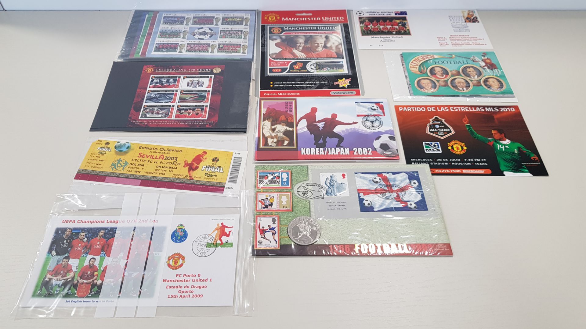 11 X MIXED LOT OF MANCHESTER UNITED MEMORABILIA TO INCLUDE - POST CARDS, TICKET STUBB, WORLD CUP