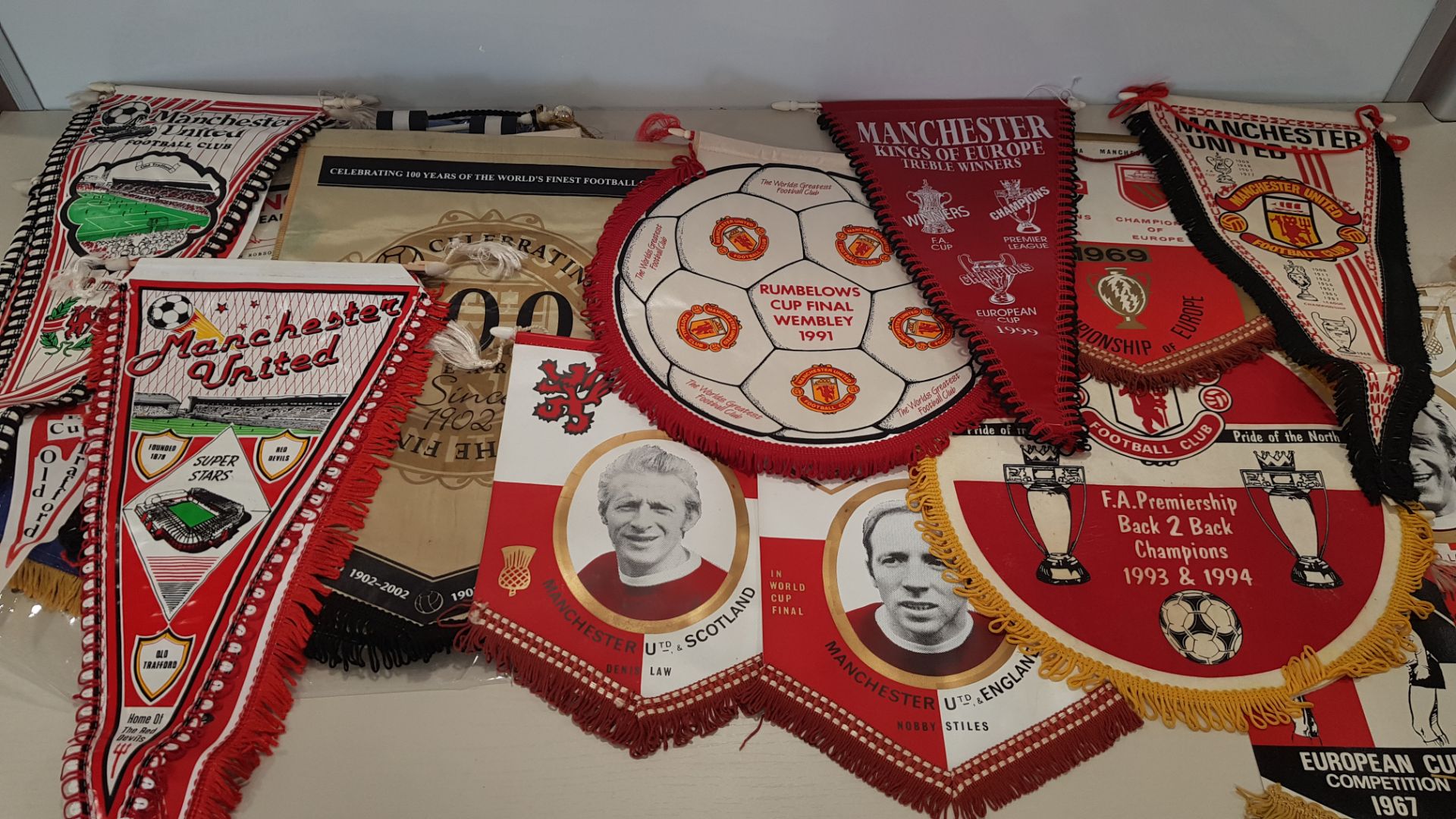 APPROX 100 X MANCHESTER UNITED PENDANTS TO INCLUDE - MAN UTD 1958, WEMBLEY CUP FINAL 1977, CHAMPIONS