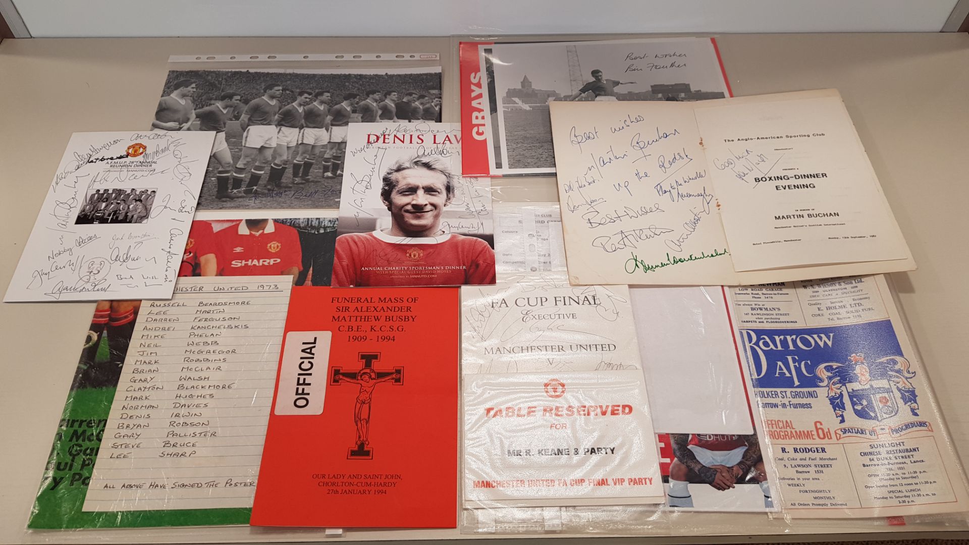 APPROX 30 X PIECES OF MIXED MANCHESTER UNITED MEMORABILIA TO INCLUDE - ANNUAL CHARITY SPORTSMANS