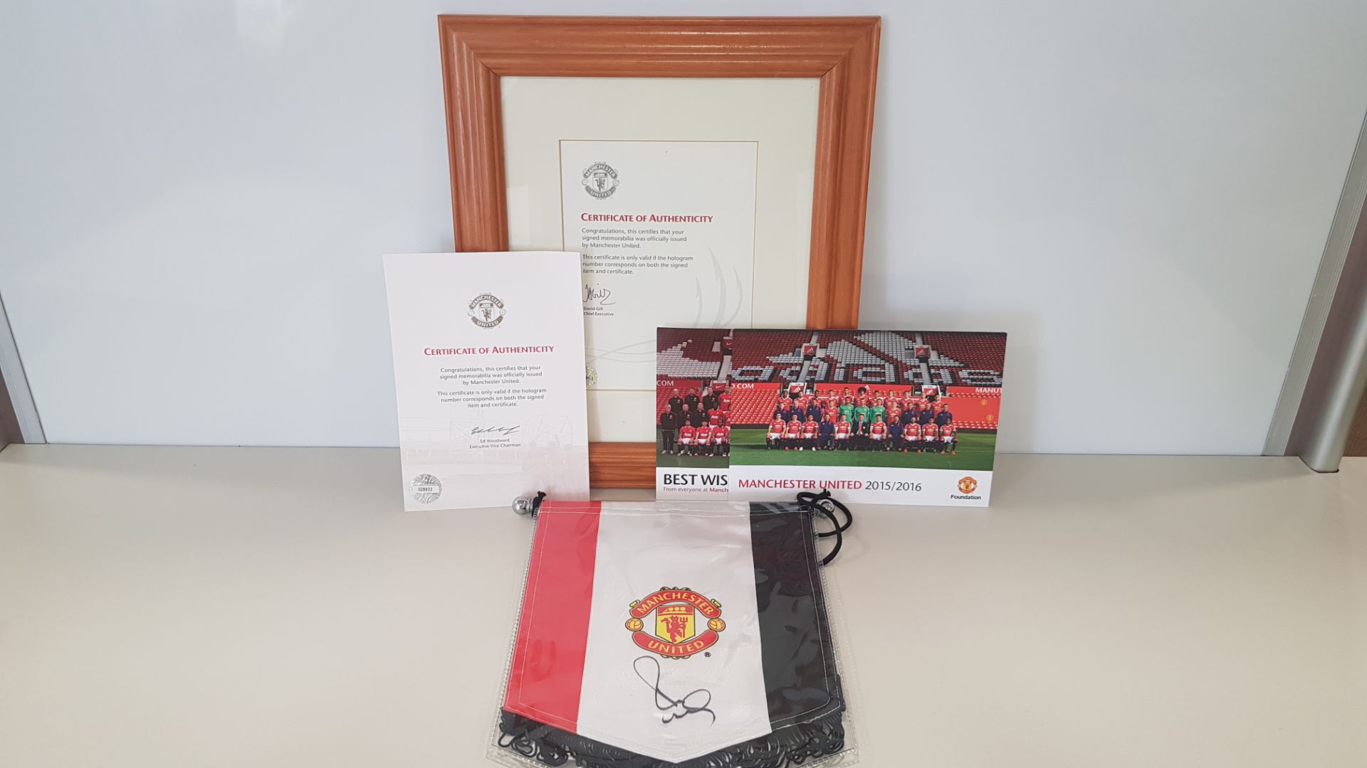 3 X SIGNED MANCHESTER UNITED PENDANTS ALL WITH CERTIFICATE OF AUTHENTICITY TO INCLUDE - 1 X PAUL - Image 2 of 2