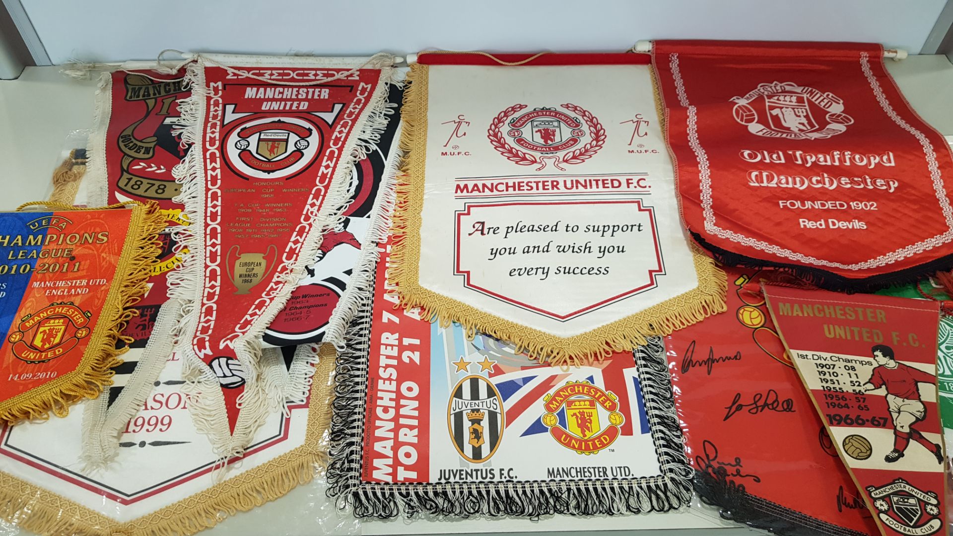 APPROX 100 X MANCHESTER UNITED PENDANTS TO INCLUDE - MAN UTD 1958, WEMBLEY CUP FINAL 1977, CHAMPIONS - Image 5 of 5