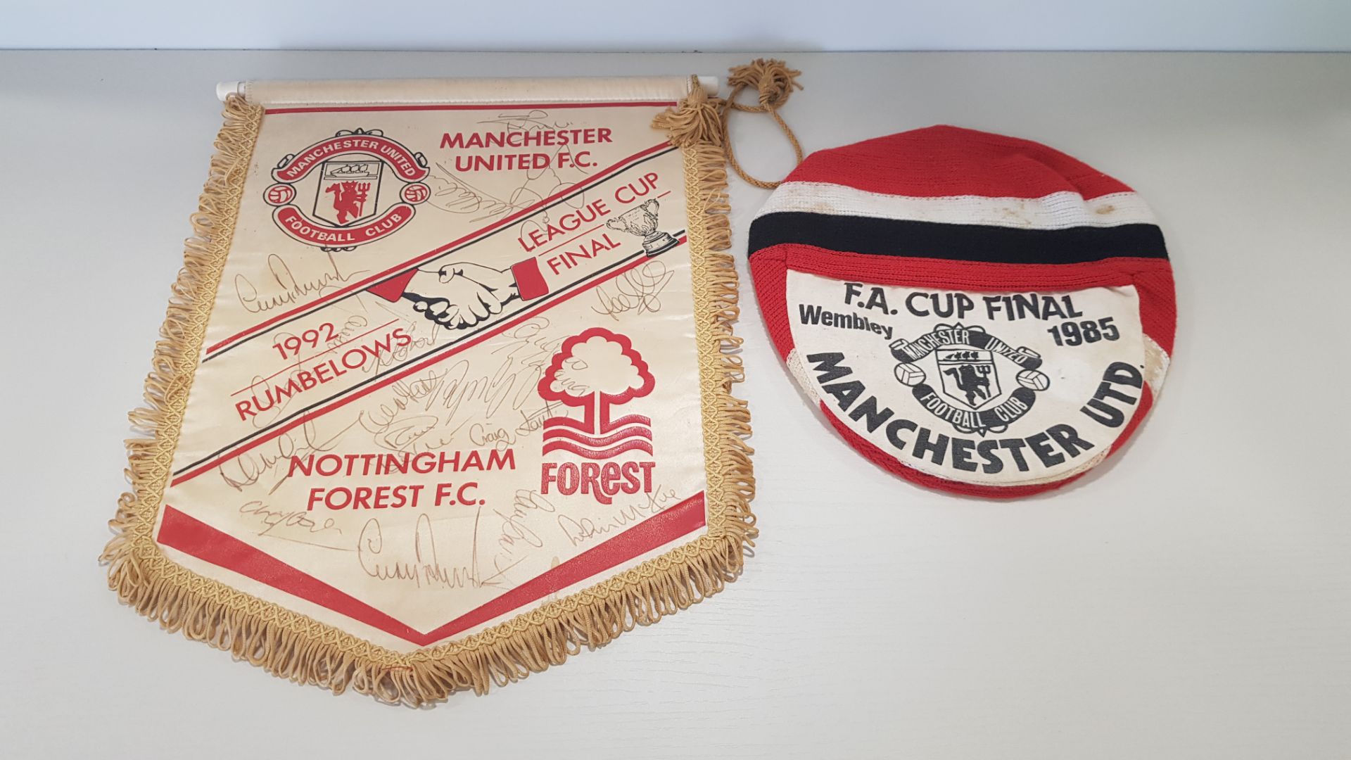 2 X PIECES OF MANCHESTER UNITED MEMORABILIA TO INCLUDE - MAN UTD VS NOTTINGHAM FOREST F.C 1992