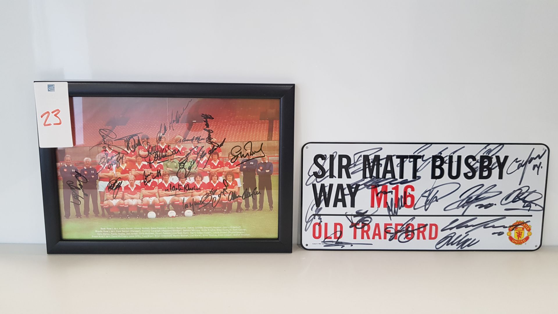 2 X SIGNED ITEMS OF MANCHESTER UNITED MEMORABILIA TO INCLUDE - SIGNED PICTURE OF THE MANCHESTER