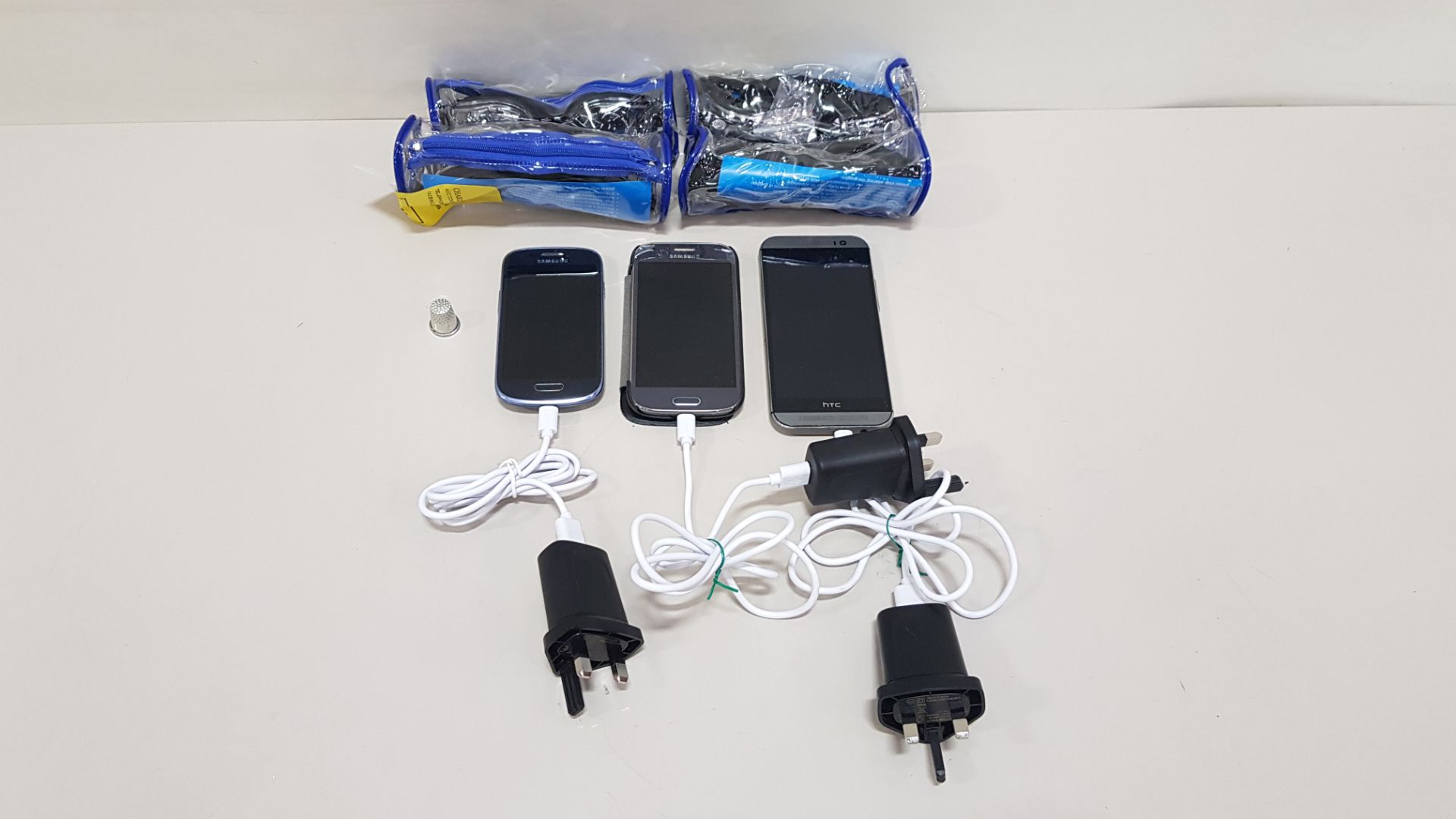 7 PIECE MIXED LOT CONTAINING 1 X HTC SMARTPHONE WITH CHARGER, 2 X SAMSUNG SMARTPHONES WITH CHARGER