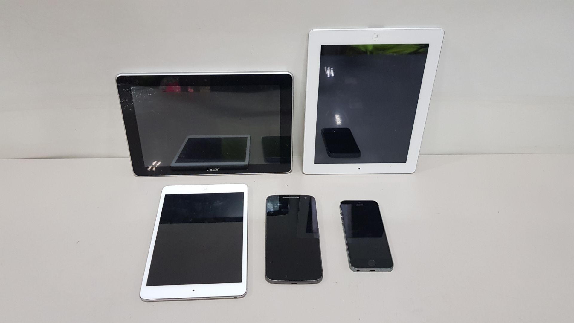 5 PIECE ELECTRONICS LOT CONTAINING 1 X APPLE IPAD TABLET, 1 X APPLE IPAD MINI, 1 X ACER 10 TABLET, 1