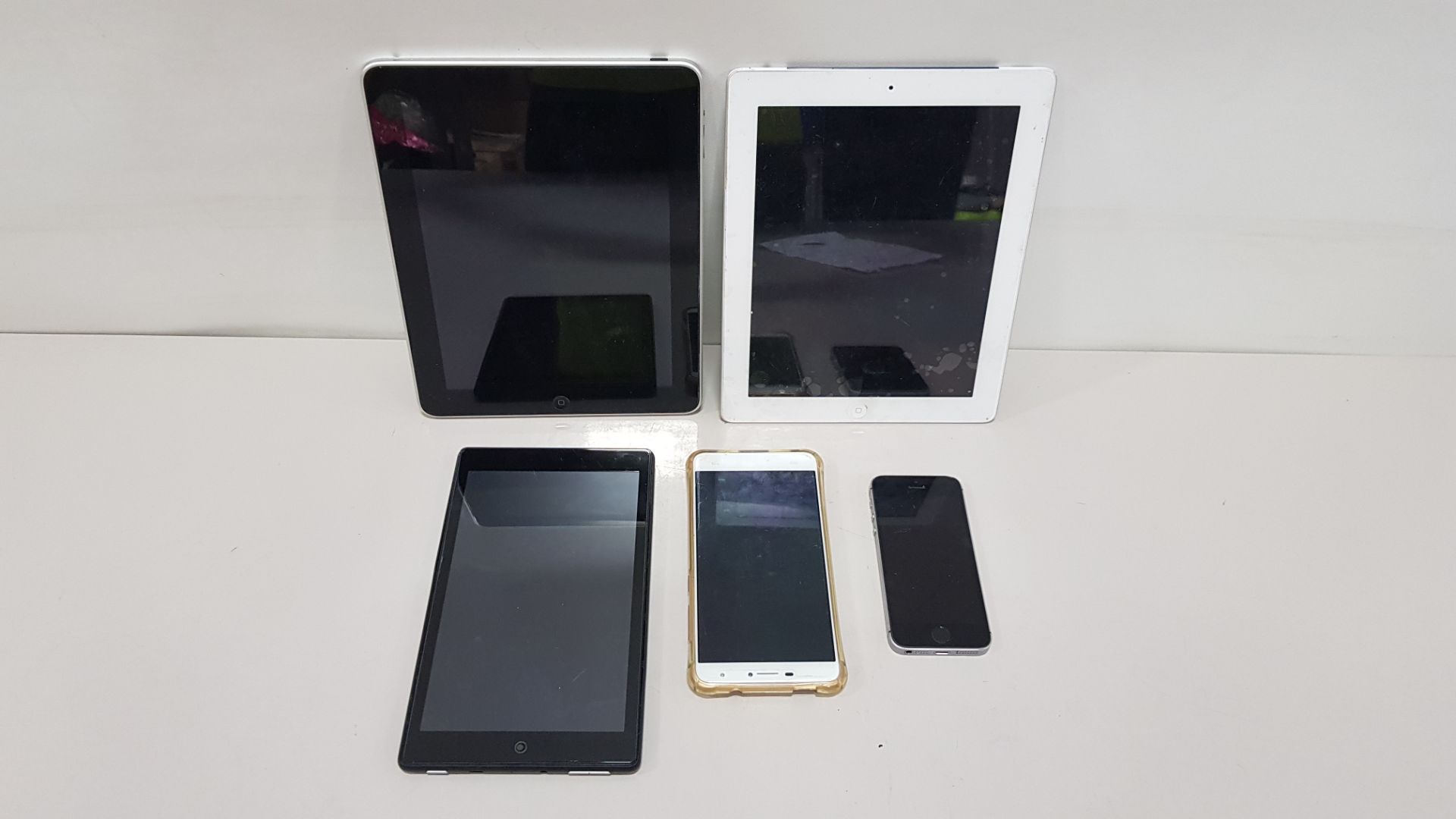 5 PIECE ELECTRONICS LOT CONTAINING 2 X APPLE IPAD TABLETS, 1 X AMAZON TABLET, 1 X APPLE IPHONE AND 1