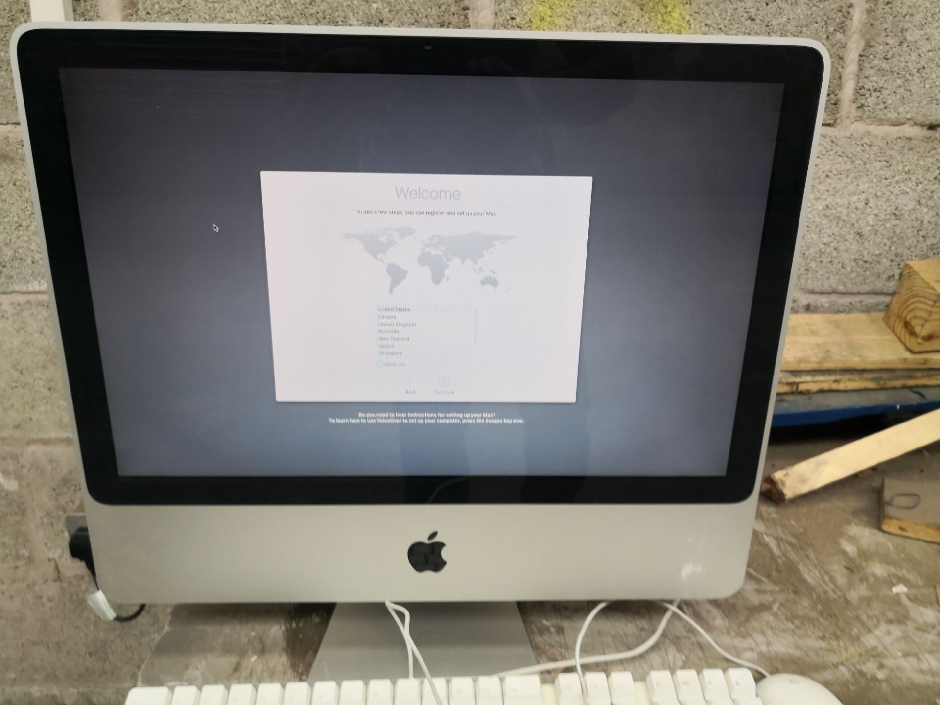 APPLE IMAC ALL IN ONE PC APPLE EL CAPITAN OPERATING SYSTEM 320GB HARD DRIVE APPLE KEYBOARD AND MOUSE - Image 2 of 2