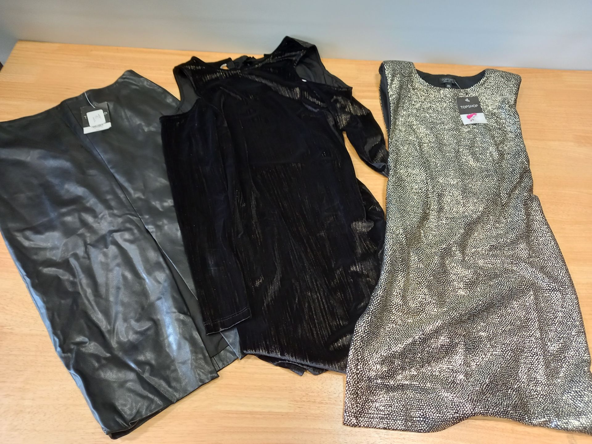 20 PIECE MIXED TOPSHOP AND DOROTHY PRKINS CLOTHING LOT CONTAINING TOPSHOP DRESSES IN VARIOUS