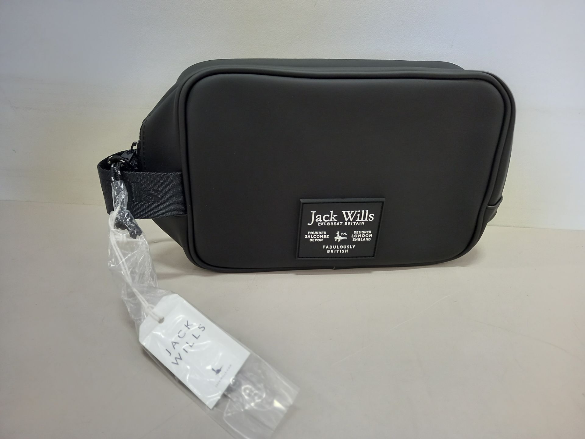 15 X BRAND NEW JACK WILLS LOUGHTON RUBBERISED WASHBAGS IN BLACK WITH SWING TICKETS RRP £24.95 EACH