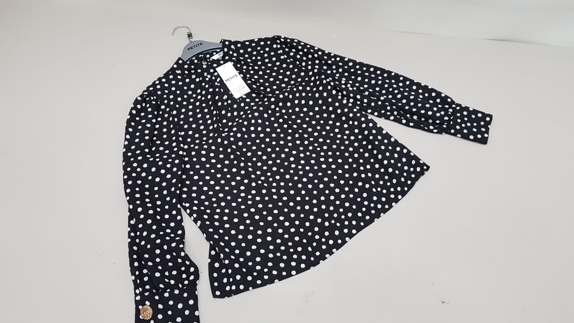 40 X BRAND NEW DOROTHY PERKINS PETITE DOTTED BLOUSES UK SIZE 12 RRP £26.00 (TOTAL RRP £1040.00)
