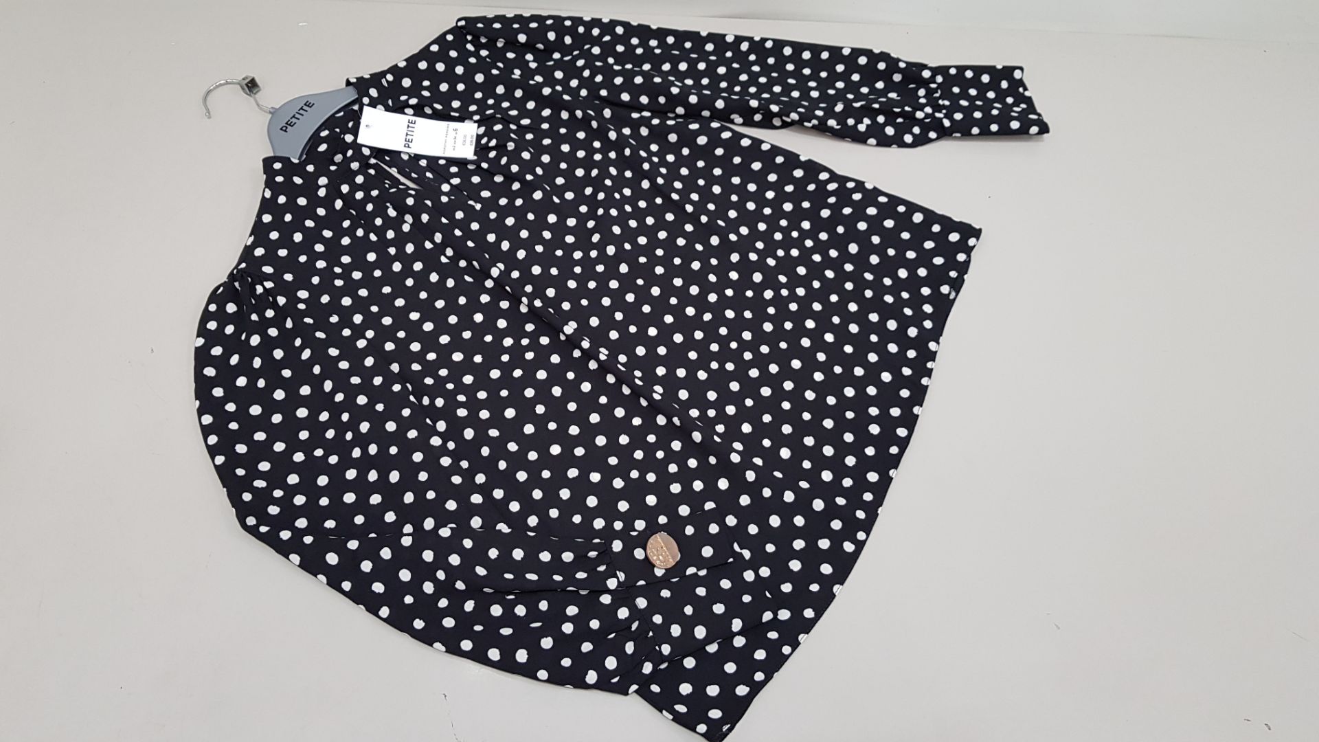 40 X BRAND NEW DOROTHY PERKINS PETITE DOTTED BLOUSES UK SIZE 6 RRP £26.00 (TOTAL RRP £1040.00)
