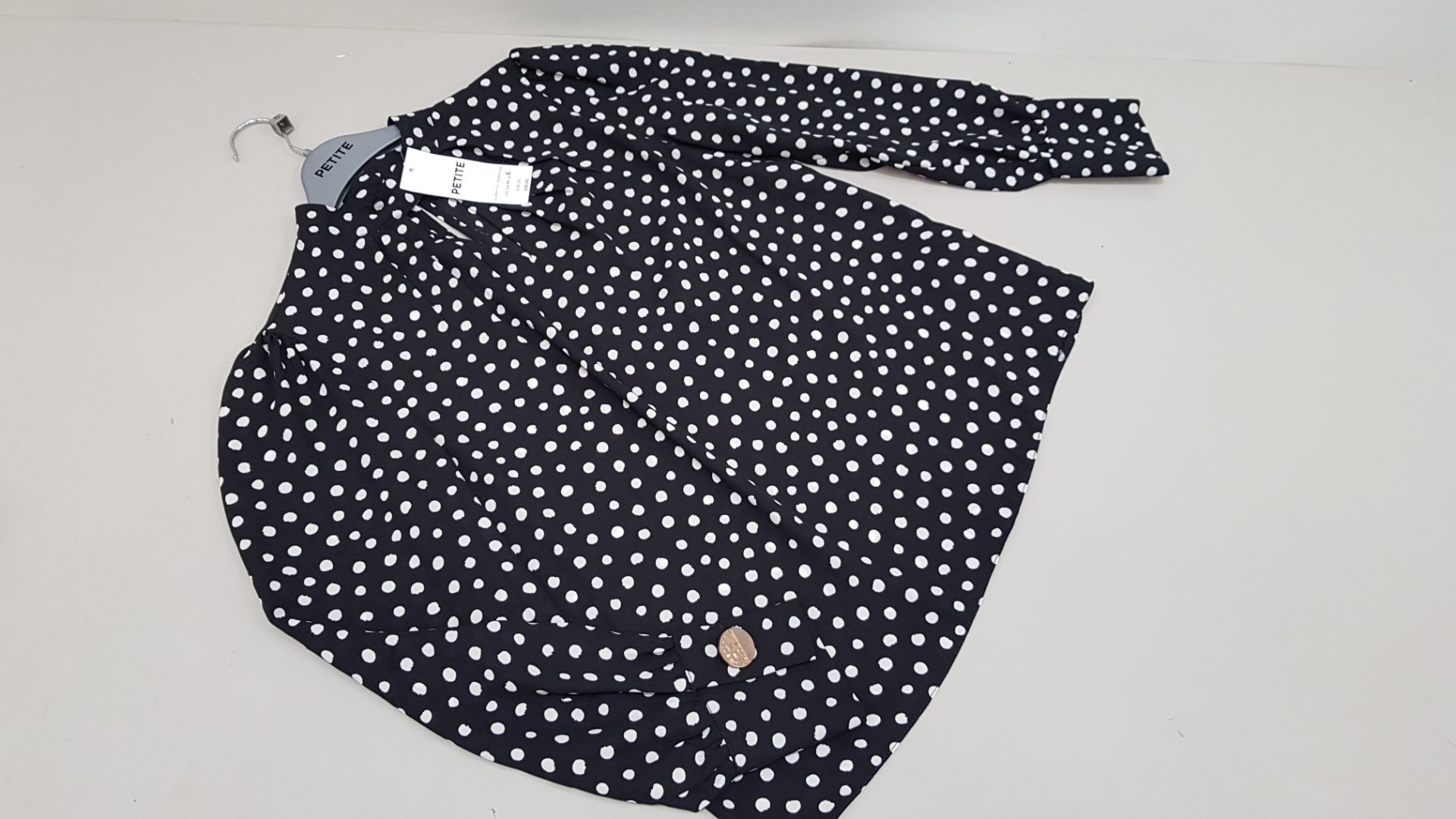 40 X BRAND NEW DOROTHY PERKINS PETITE DOTTED BLOUSES UK SIZE 8 RRP £26.00 (TOTAL RRP £1040.00)