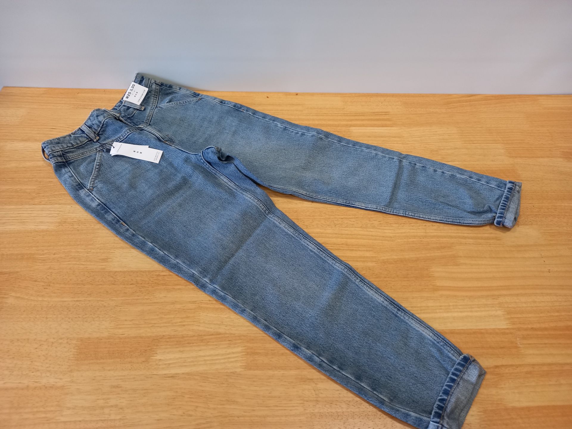 12 X BRAND NEW TOPSHOP MOM HIGH WAISTED TAPERED LEG JEANS UK SIZE 6 RRP £42.00 (TOTAL RRP £504.00)