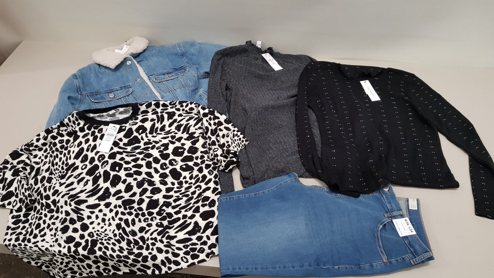 19 PIECE MIXED TOPSHOP LOT CONTAINING PATTERNED TOPS, LEIGH JEANS, DENIM JACKETS AND DRESSES ETC