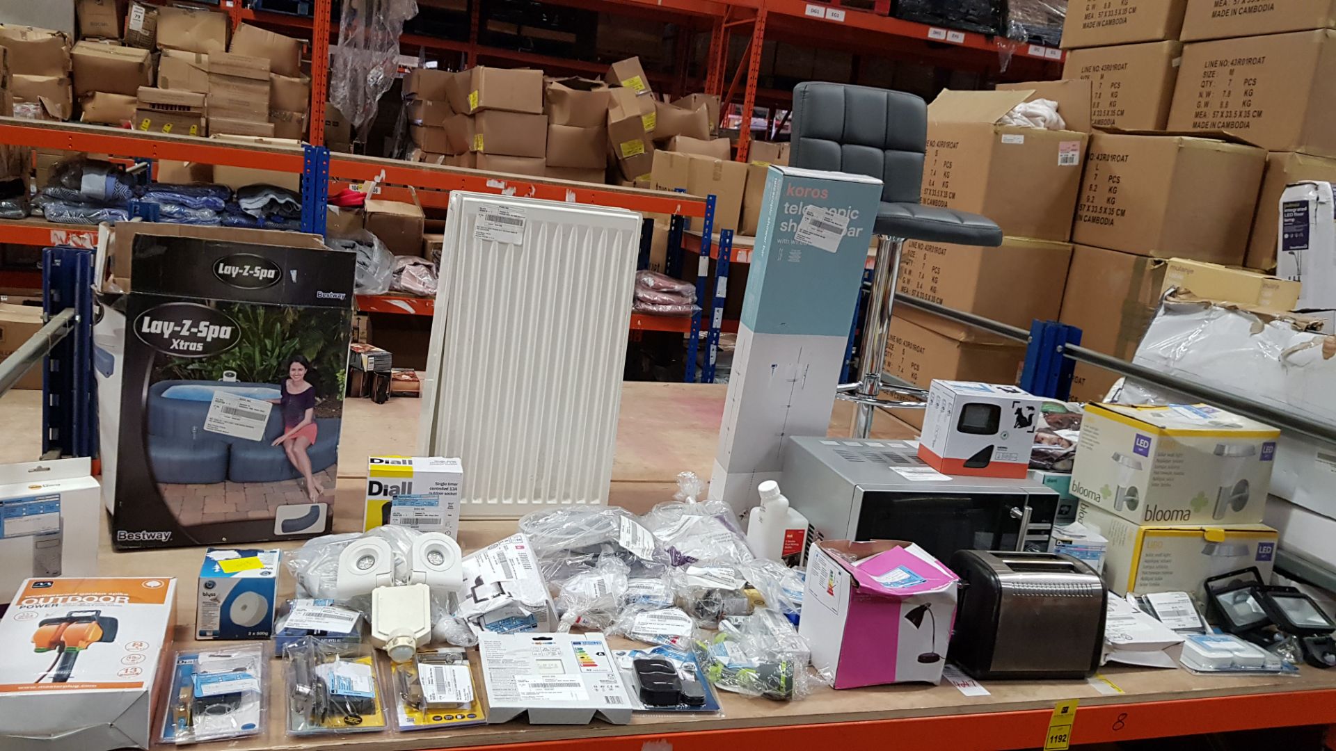 FULL BAY CONTAINING LARGE QUANTITY ASSORTED RETURNS LOT CONTAINING RADIATOR, BAR STOOL, KITCHEN