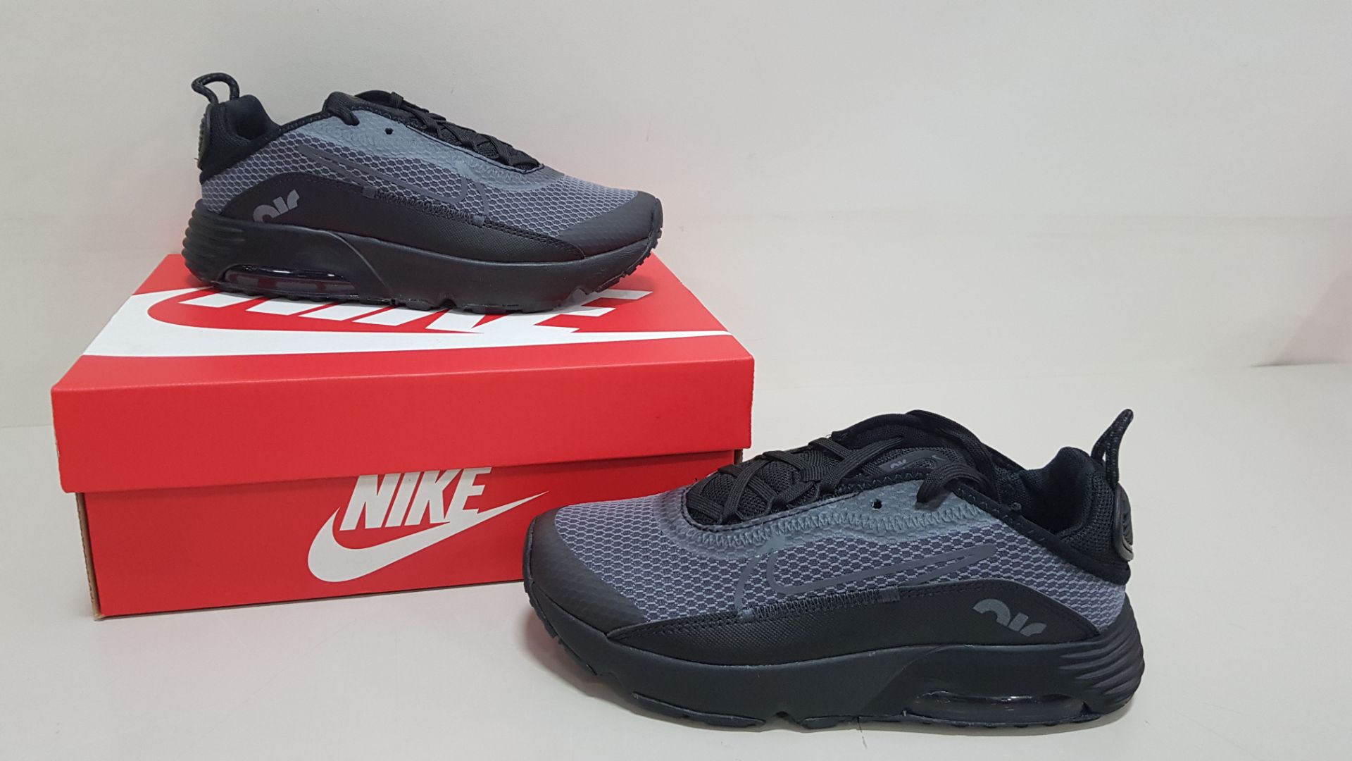 6 X BRAND NEW CHILDRENS BLACK AND GREY NIKE AIR MAX 2090S ITEM CODE - PPJFP PQXDJ UK SIZE 13