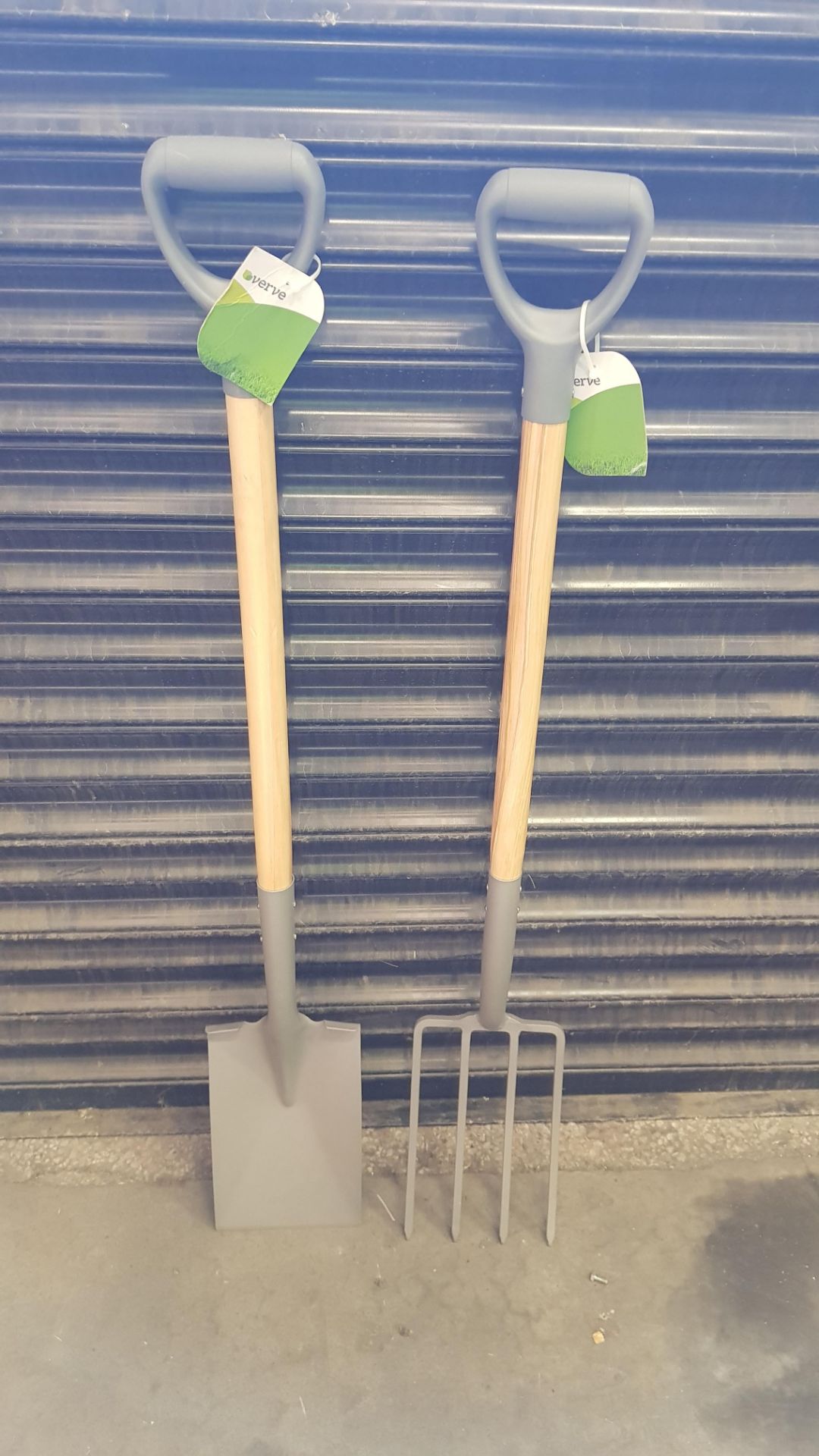 15 PIECE ASSORTED LOT CONTAINING 10 X BRAND NEW BAGGED VERVE GARDEN FORKS (126 X 25 X 15CM) AND 5