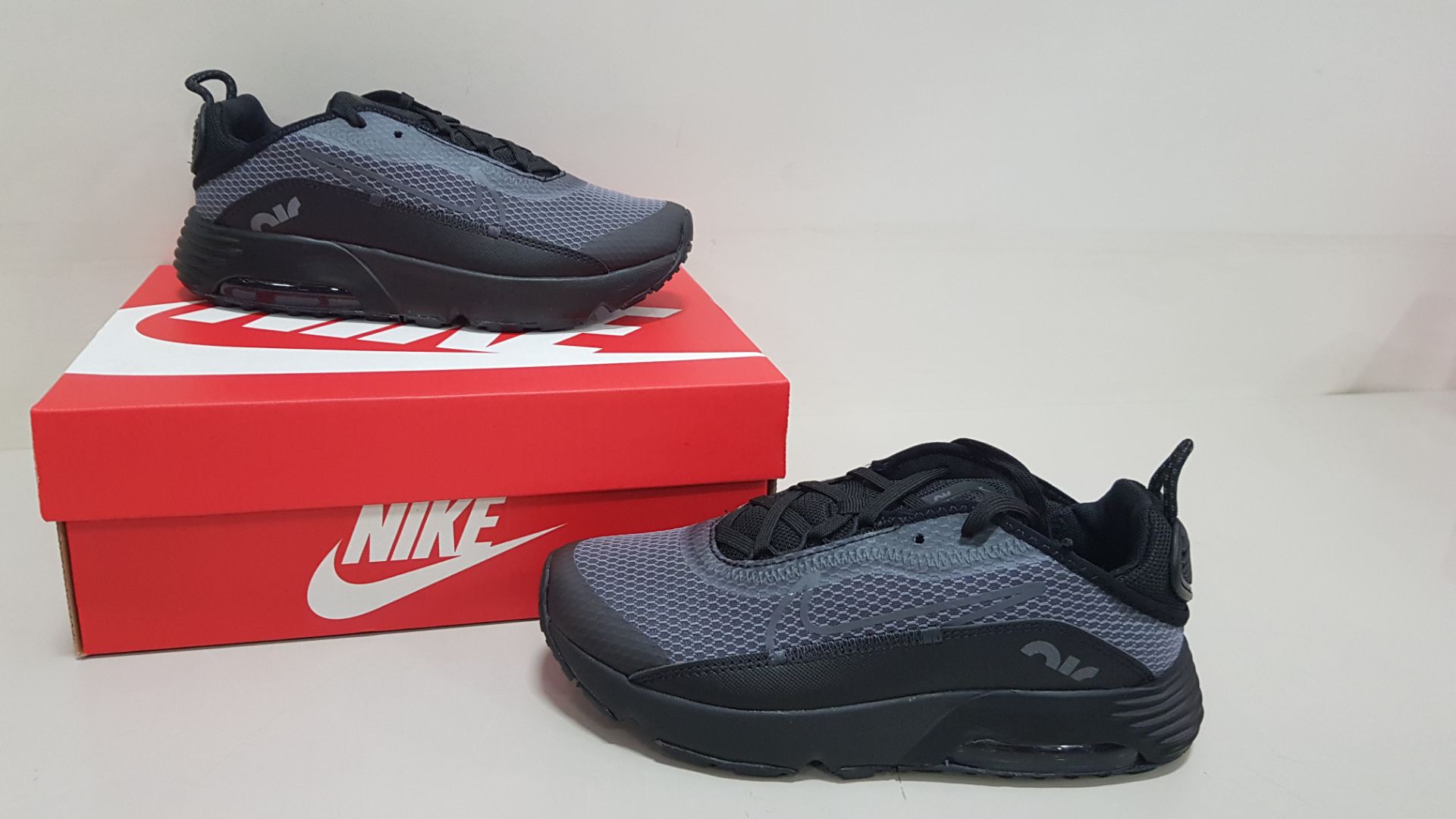 6 X BRAND NEW CHILDRENS BLACK AND GREY NIKE AIR MAX 2090S ITEM CODE - PPJFP PQXDH UK SIZE 12